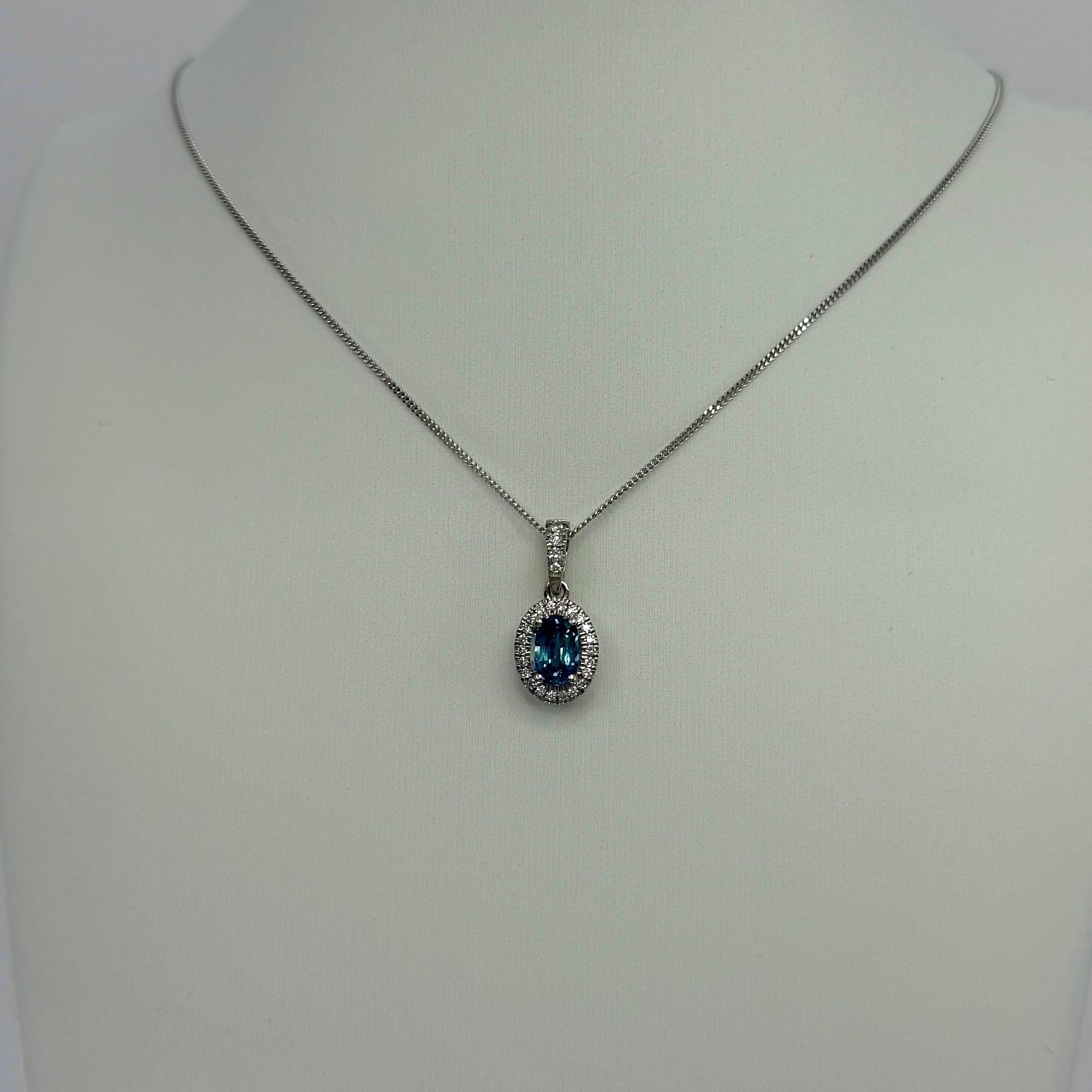 1.40ct Natürlicher Lebendiger Blauer Saphir Diamant Platin Halo Anhänger Halskette (Ovalschliff) im Angebot