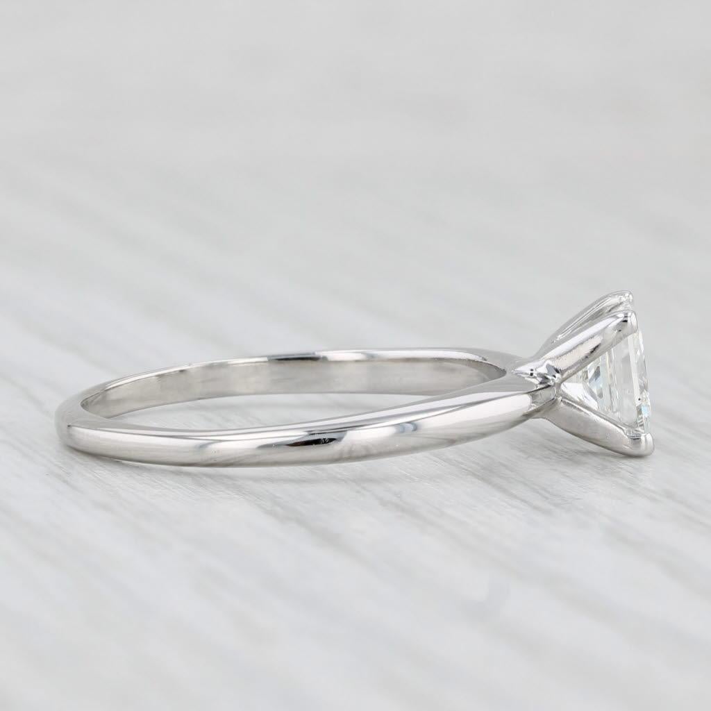 Informazioni sulla gemma:
- Diamante Nature -
Carati - 1,40ct 
Taglio - Principessa
Colore - F - G
Chiarezza - SI1
Un angolo è scheggiato e un altro presenta un'incisione naturale.

Metallo: oro bianco 14k
Peso: 3.1 grammi 
Timbri: 14k
Altezza della
