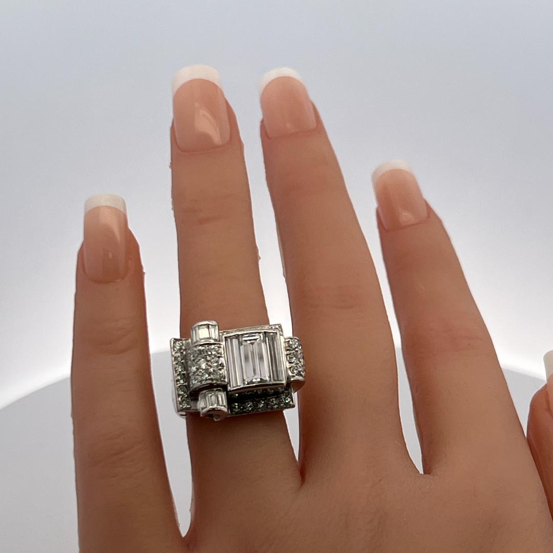 Bague de cocktail en or blanc 14 carats de 1,40 carats de diamants ronds, brillants et baguettes (I SI) en vente 5