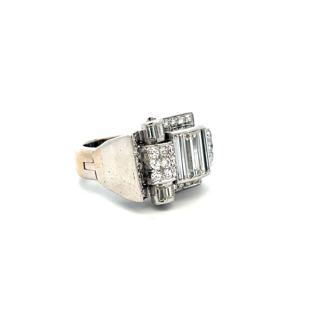 Bague de cocktail en or blanc 14 carats de 1,40 carats de diamants ronds, brillants et baguettes (I SI) en vente 2