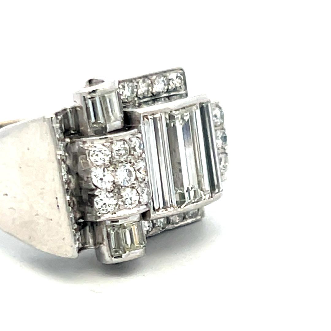 Bague de cocktail en or blanc 14 carats de 1,40 carats de diamants ronds, brillants et baguettes (I SI) en vente 3