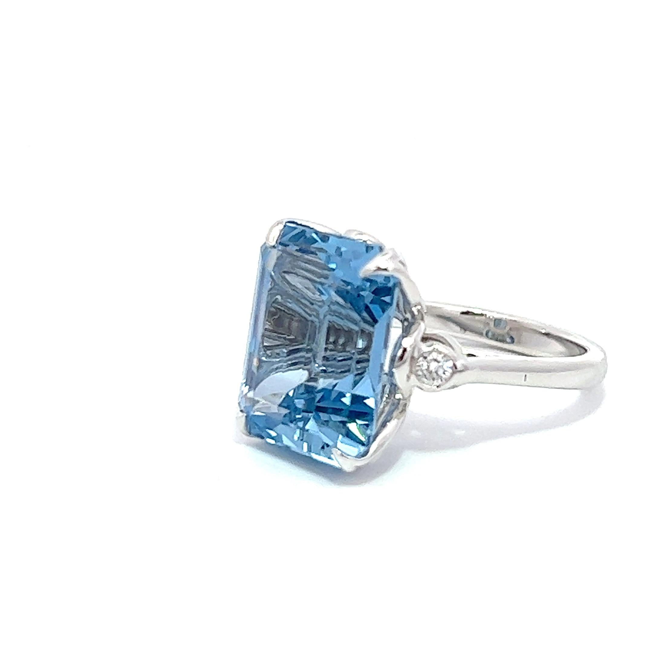 14.0CT Gesamtgewicht Blauer Topas Ring in 14KW Gold gefasst (Smaragdschliff) im Angebot