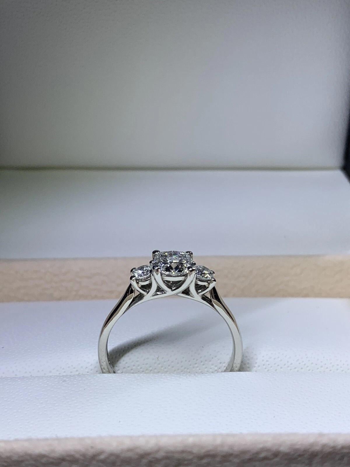 1.40ct Trilogy three diamonds cushion and round diamond engagement ring in plati In New Condition For Sale In London, GB