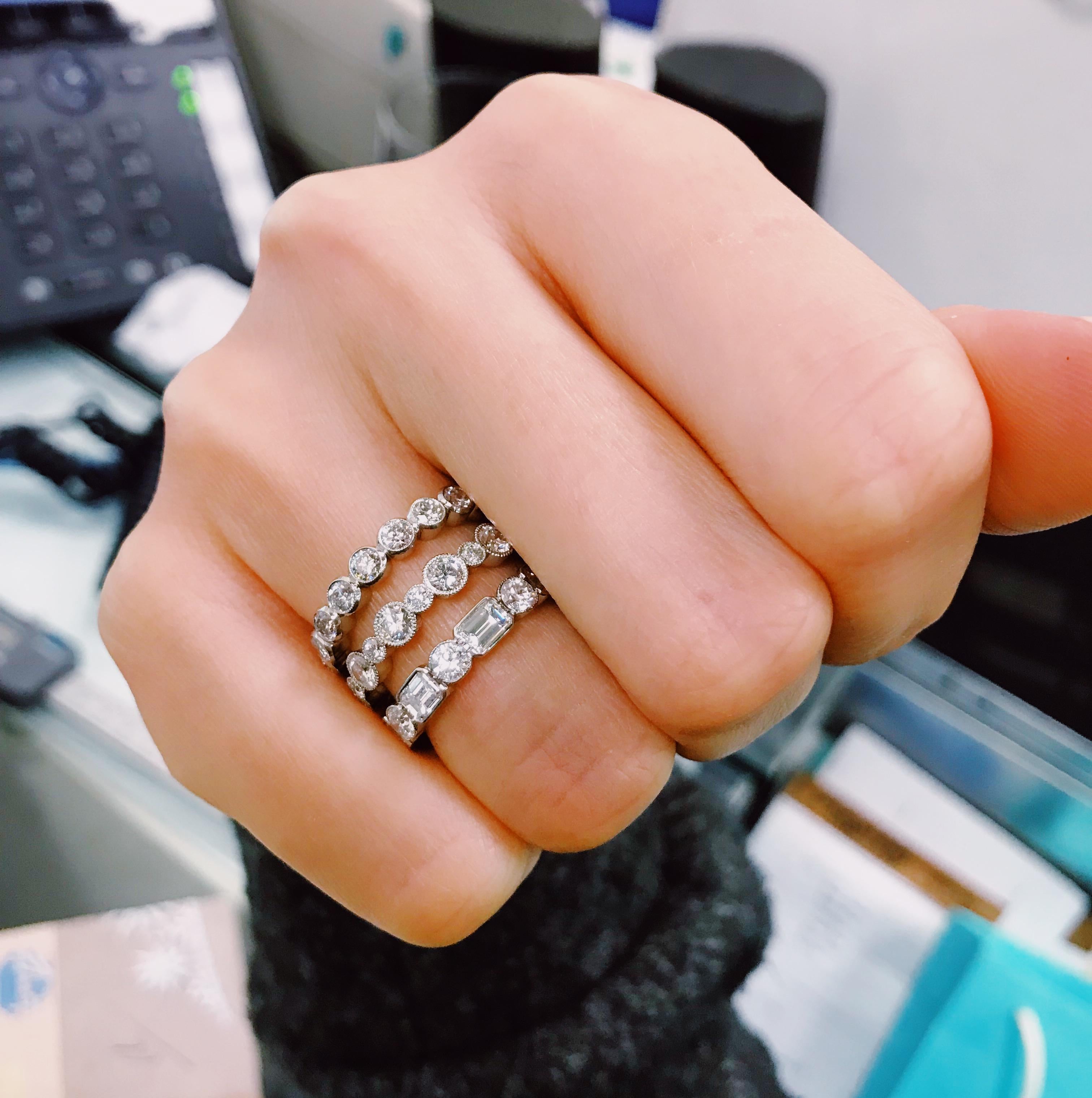 Wir kennen uns mit Diamanten und Juwelen aus. Wenn es darum geht, edlen Schmuck zu kreieren, ist dies ein Ring, den man am liebsten für immer tragen würde. Abwechselnd rund geschliffene Diamanten von 1,40 Karat, abwechselnd rund geschliffene