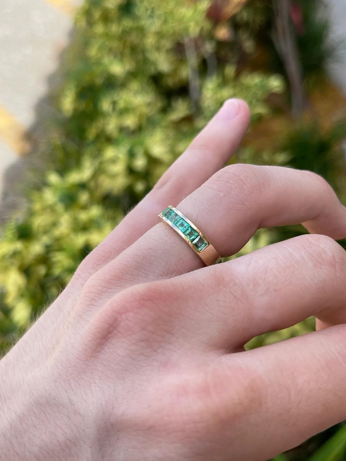1.40tcw 14K Men's Genuine Spring Green Emerald Wedding Gold Band Ring In New Condition For Sale In Jupiter, FL