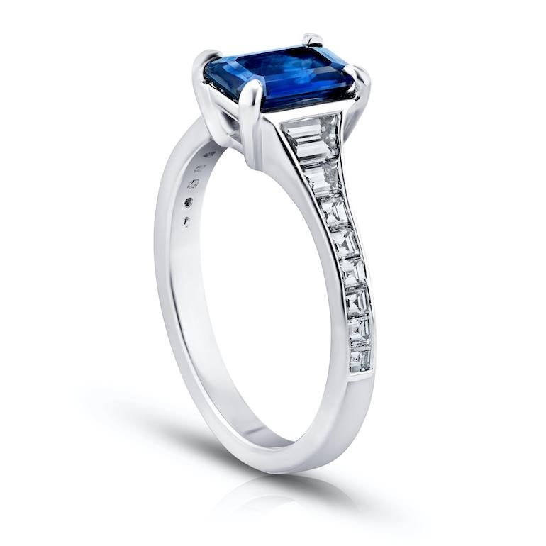 1.41 Karat blauer Saphir im Smaragdschliff (natürlich, nicht erhitzt) mit trapezförmigen Diamanten und Diamanten im Karree von 0,79 Karat in einem Platinring.
