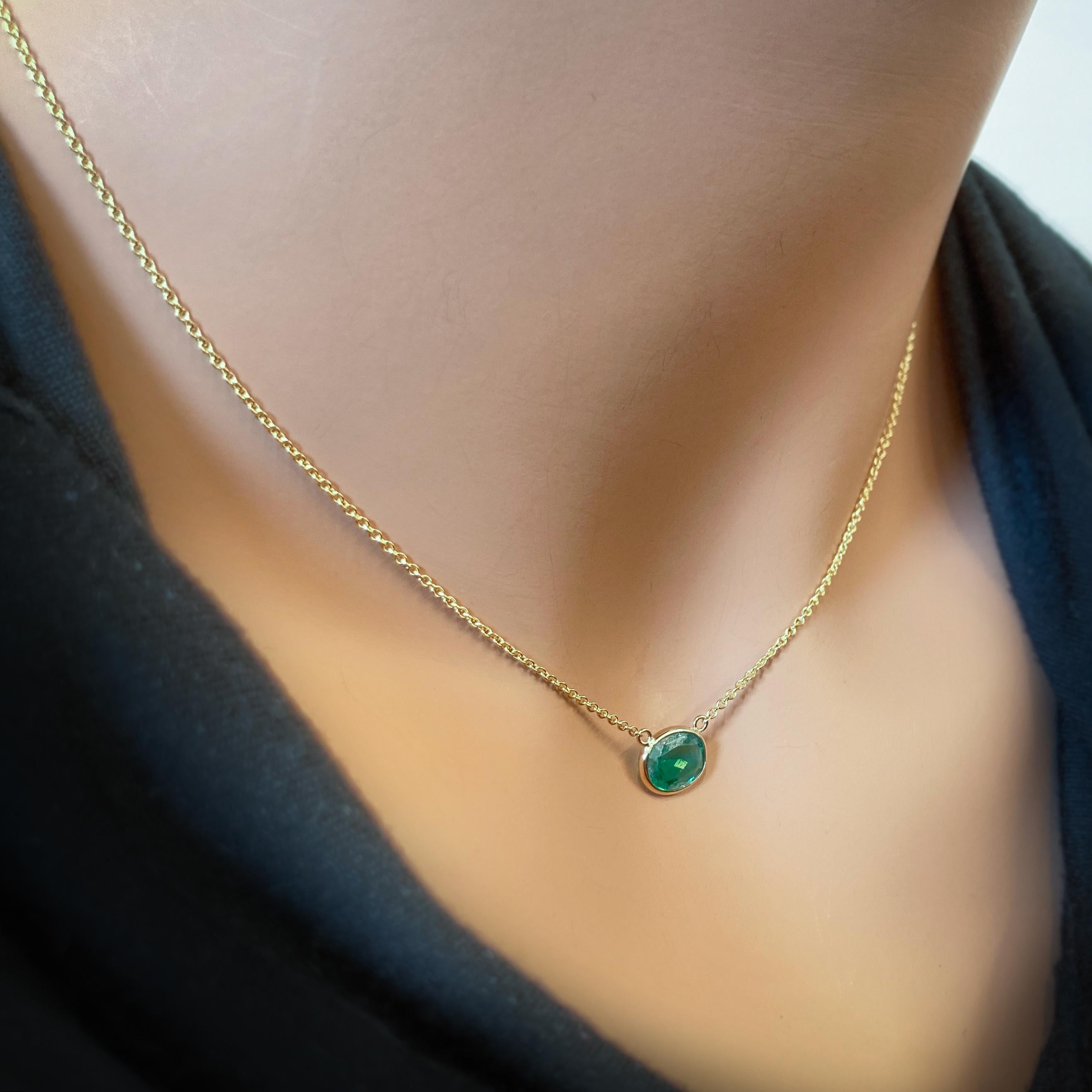 1,41 Karat Grüner Smaragd Ovalschliff Mode Halsketten aus 14K Gelbgold (Smaragdschliff) im Angebot