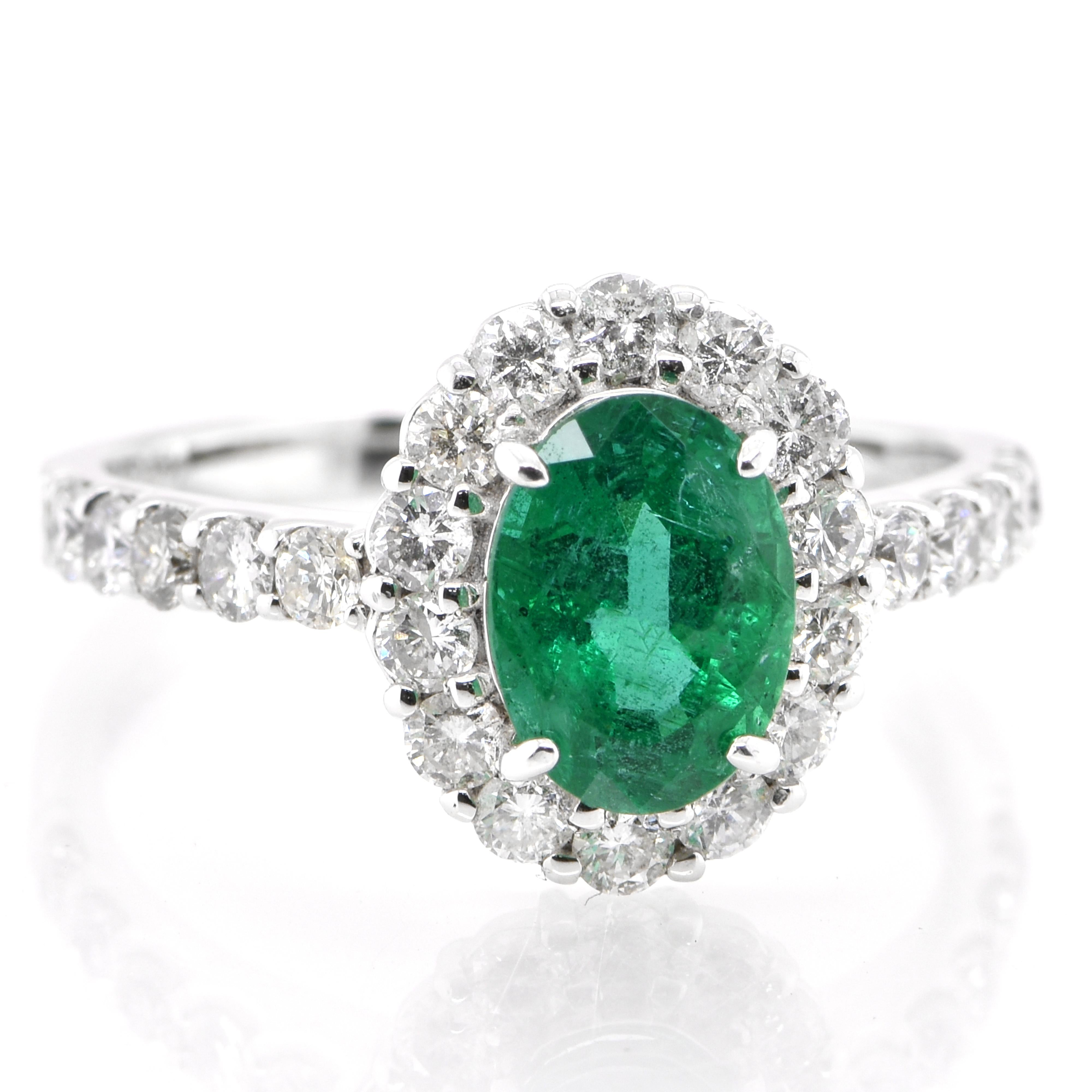1.41 Karat natürlicher Smaragd und Diamant-Halo-Ring aus Platin (Moderne) im Angebot
