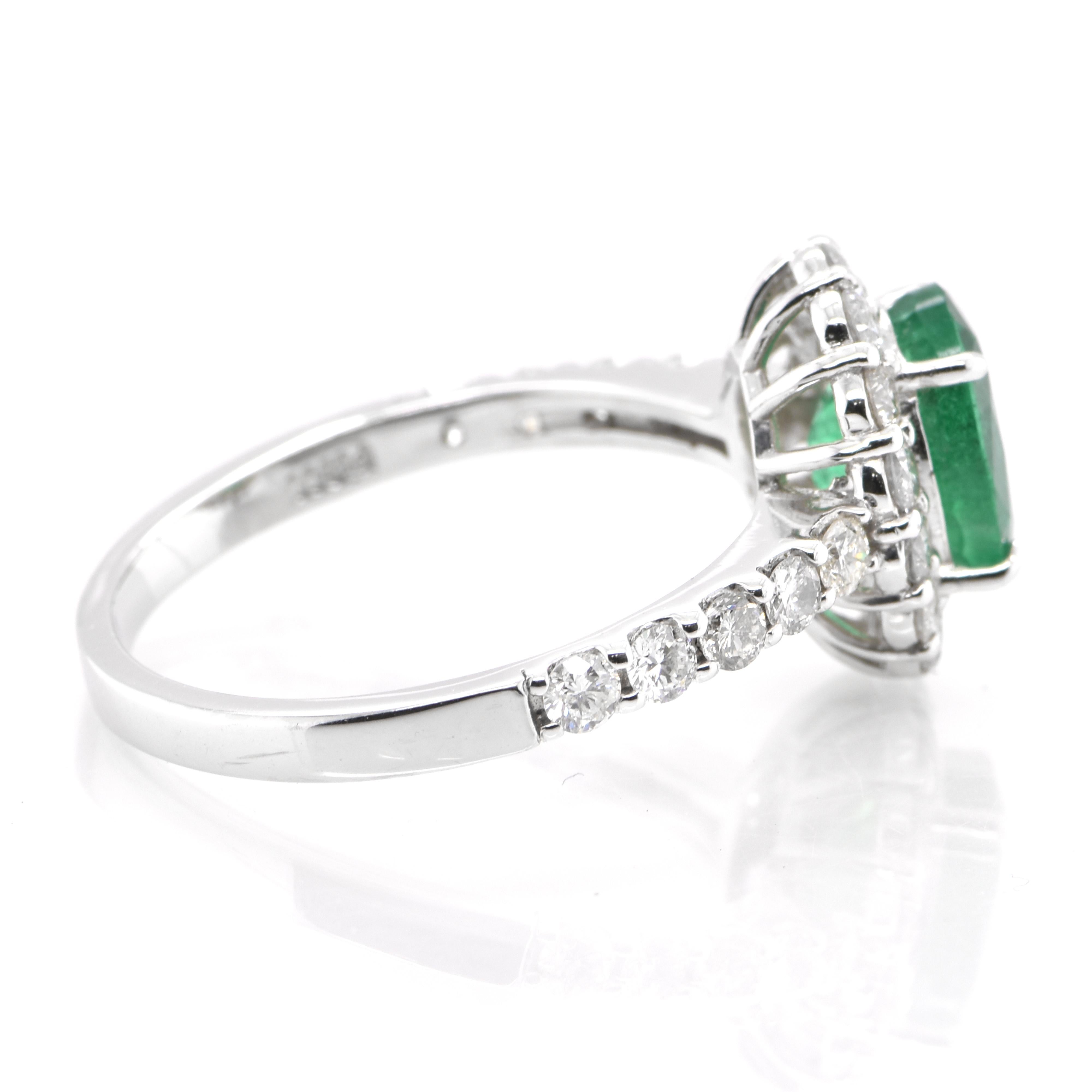1.41 Karat natürlicher Smaragd und Diamant-Halo-Ring aus Platin im Zustand „Neu“ im Angebot in Tokyo, JP