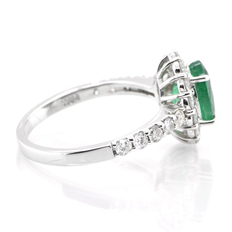 1.41 Carat Natural Emerald and Diamond Halo Ring Set in Platinum In New Condition For Sale In Tokyo, JP