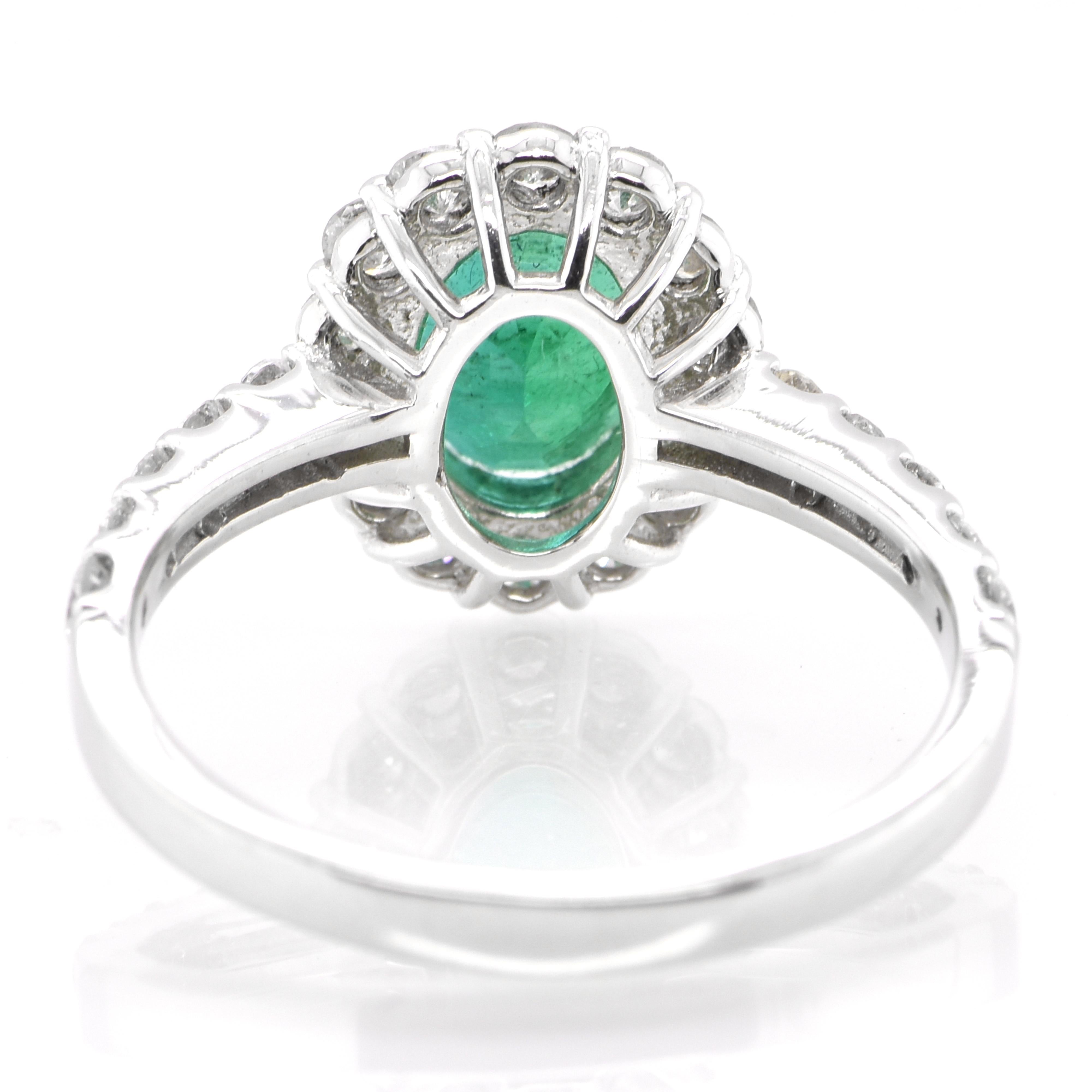 1.41 Karat natürlicher Smaragd und Diamant-Halo-Ring aus Platin Damen im Angebot