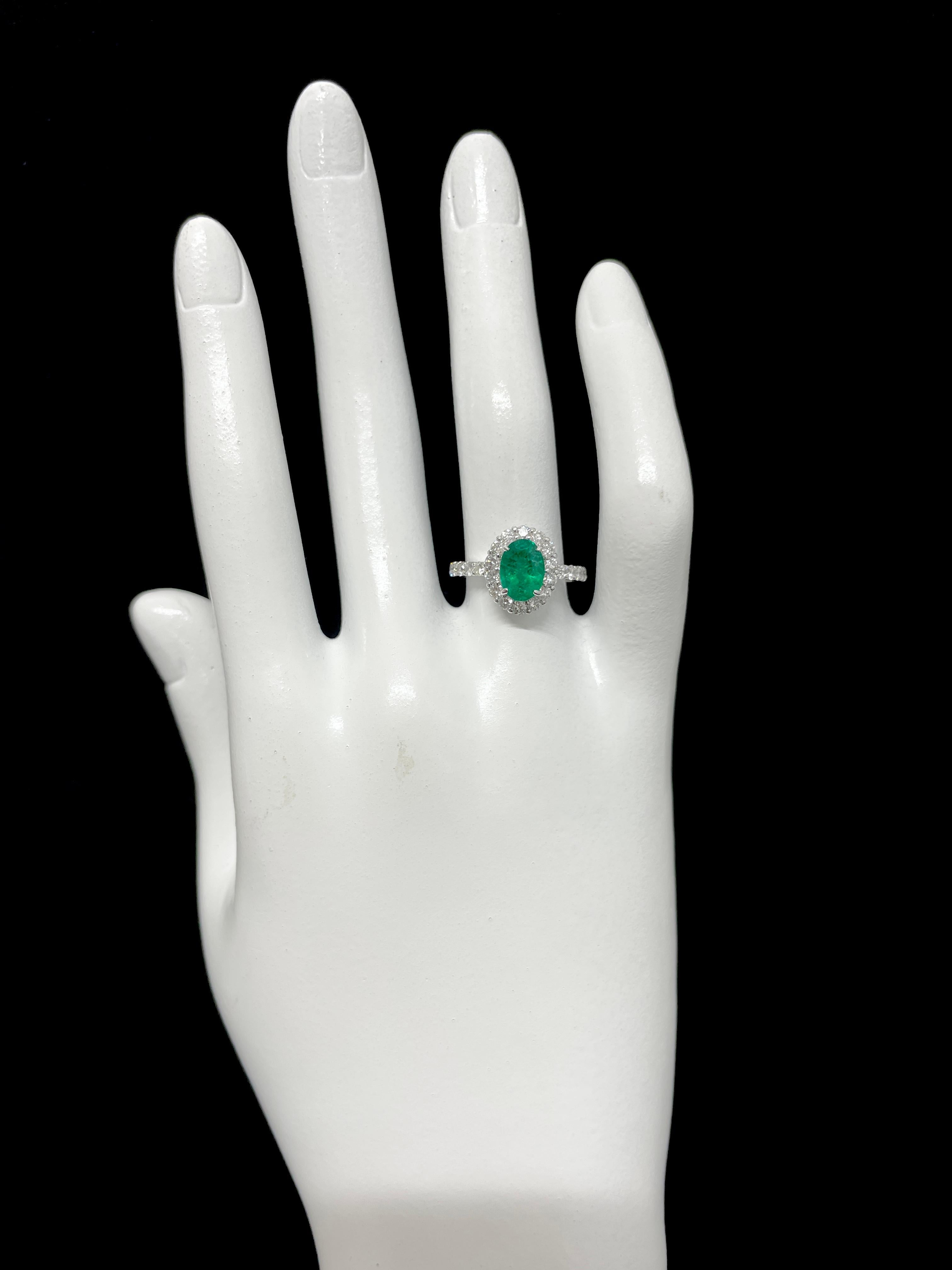 Esmeralda natural de 1.41 quilates y halo de diamantes engarzados en platino en venta 1