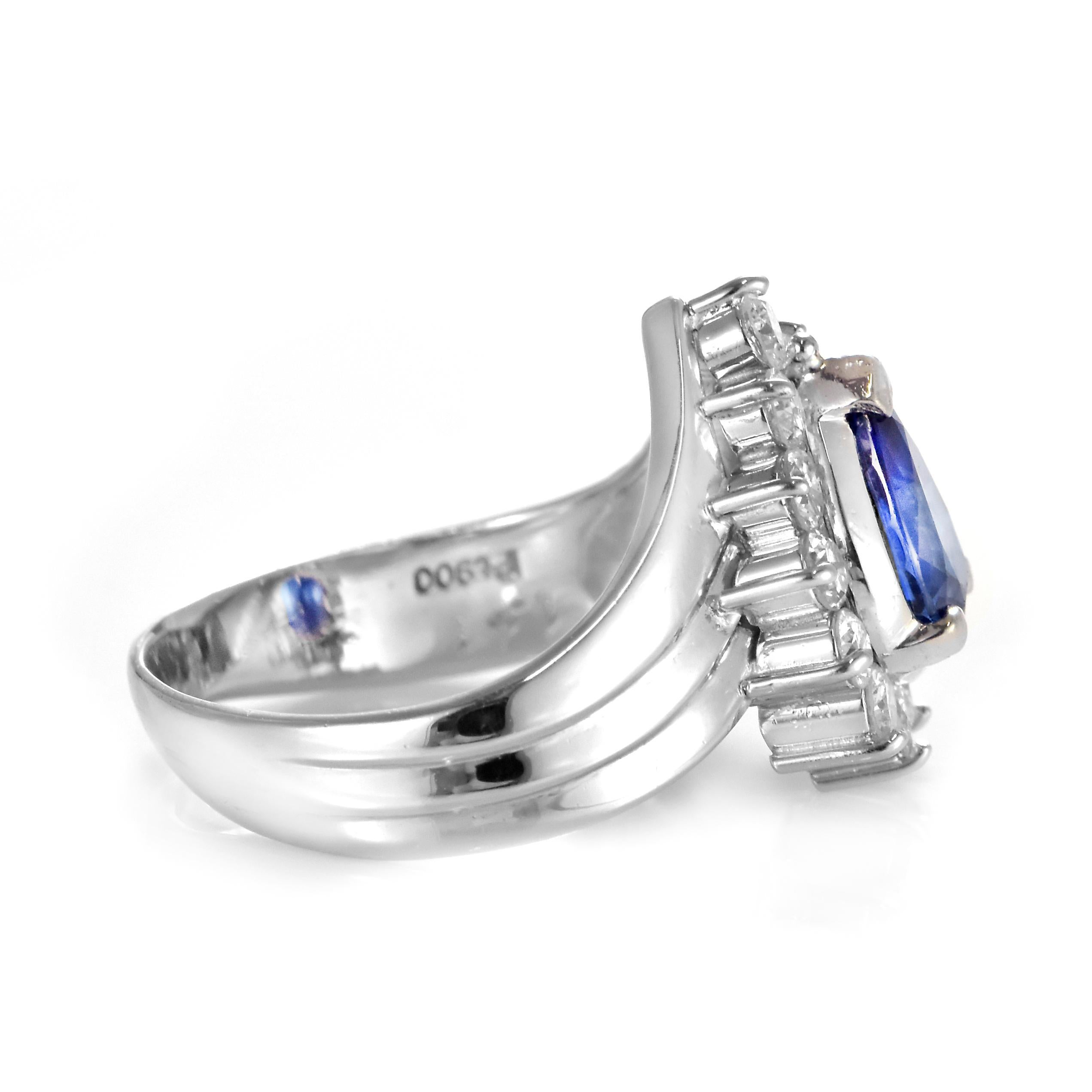 Women's 1.41 Carat Natural Sapphire and Diamond Estate Ring Made in Platinum For Sale