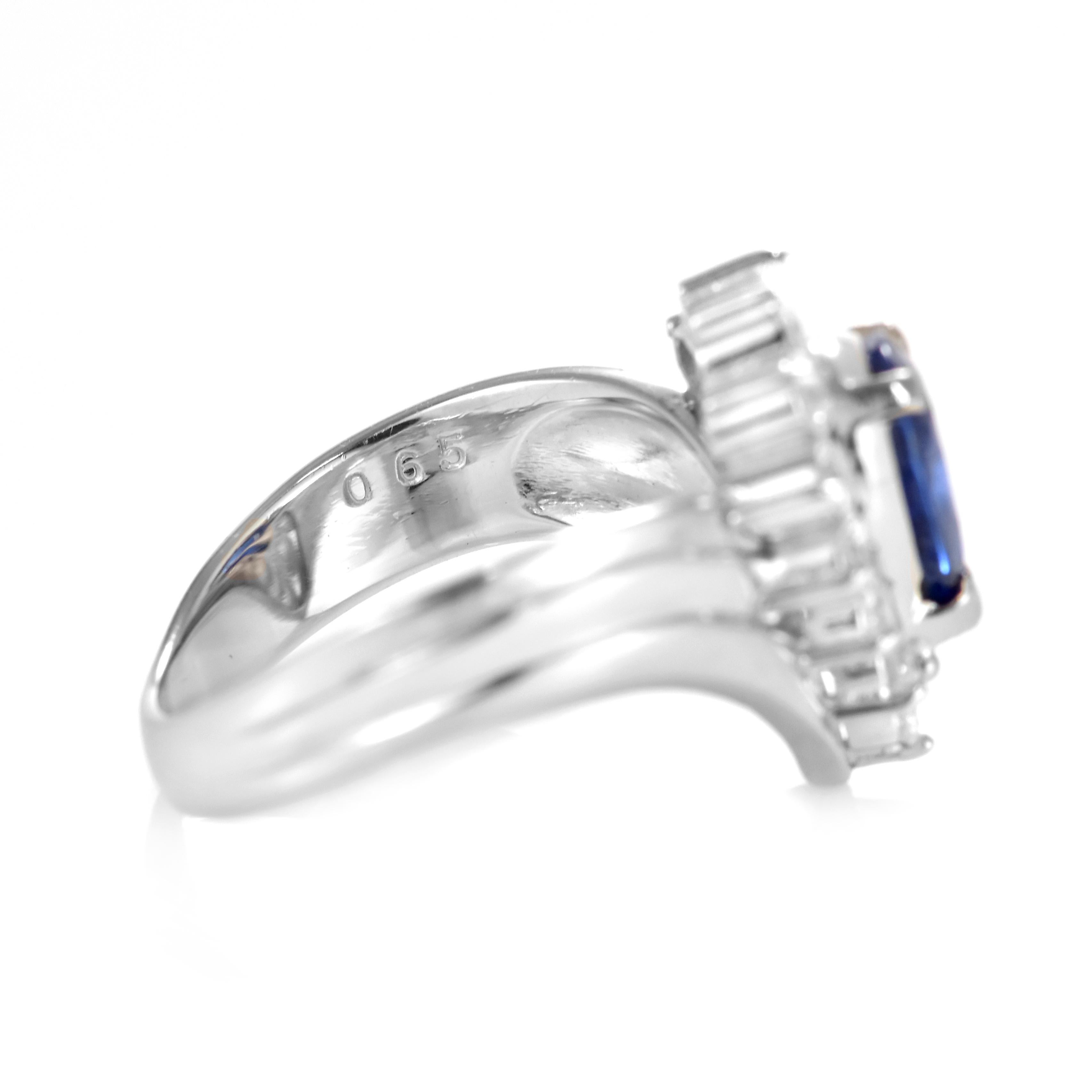 1.41 Carat Natural Sapphire and Diamond Estate Ring Made in Platinum For Sale 3