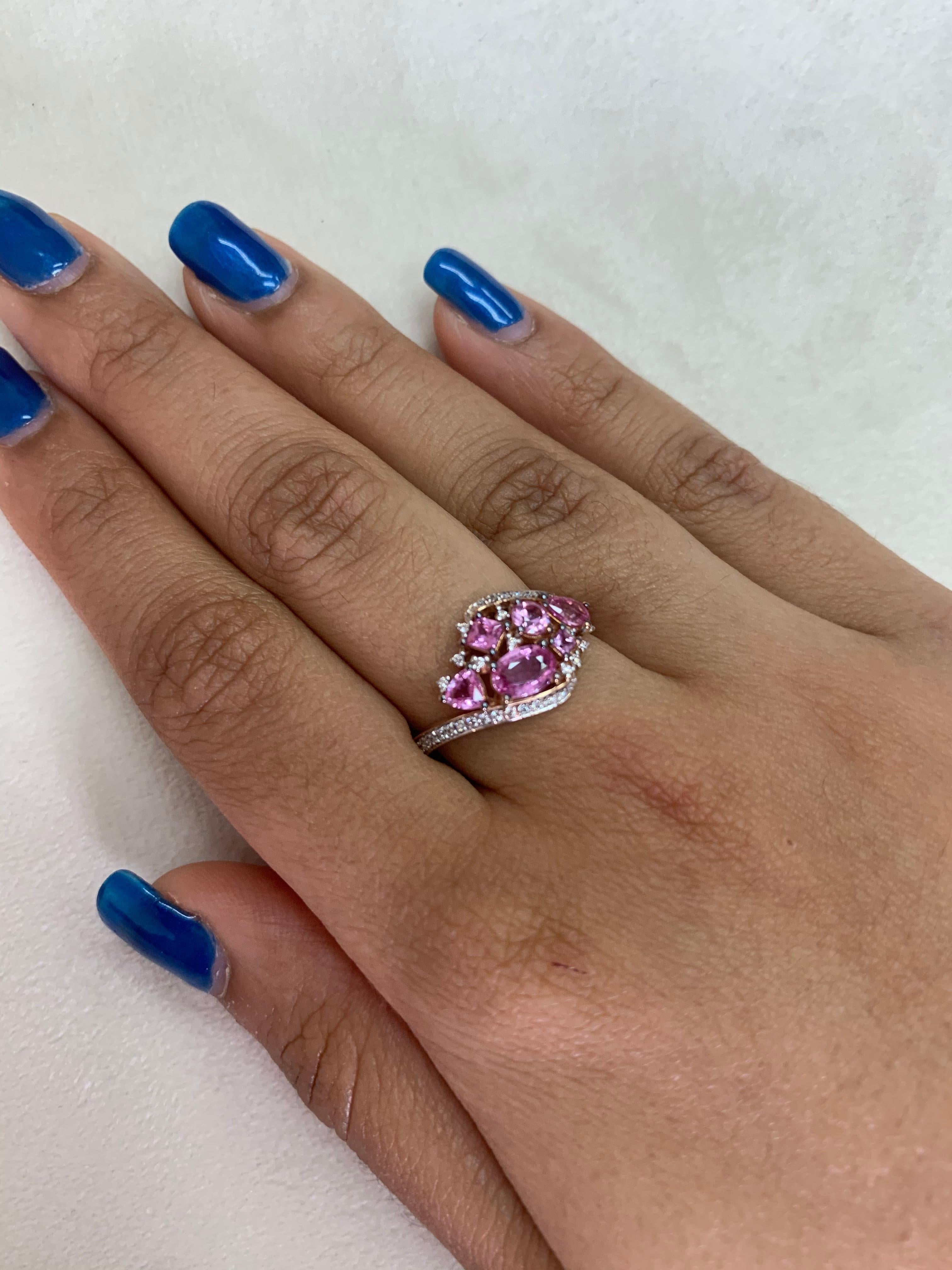 Sunita Nahata präsentiert eine exklusive Kollektion von Ringen aus rosa Saphiren. Mit einer Mischung aus floralen Designs und Cluster-Fassungen werden diese Stücke mit Diamanten akzentuiert, um eine einzigartige Reihe von Ringen zu präsentieren.