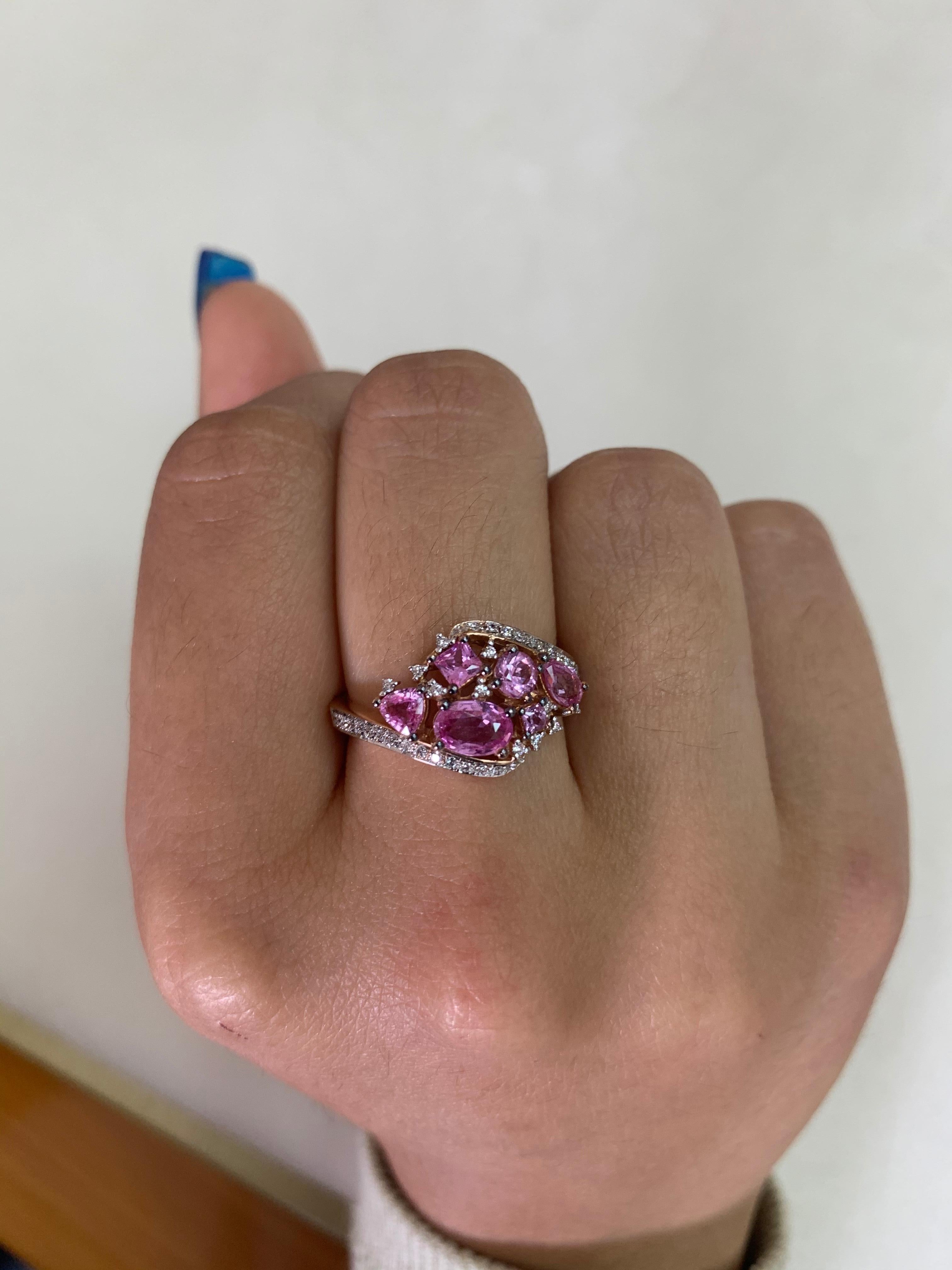 1,41 Karat rosa Saphir Ring aus 18 Karat Roségold mit Diamanten (Gemischter Schliff) im Angebot