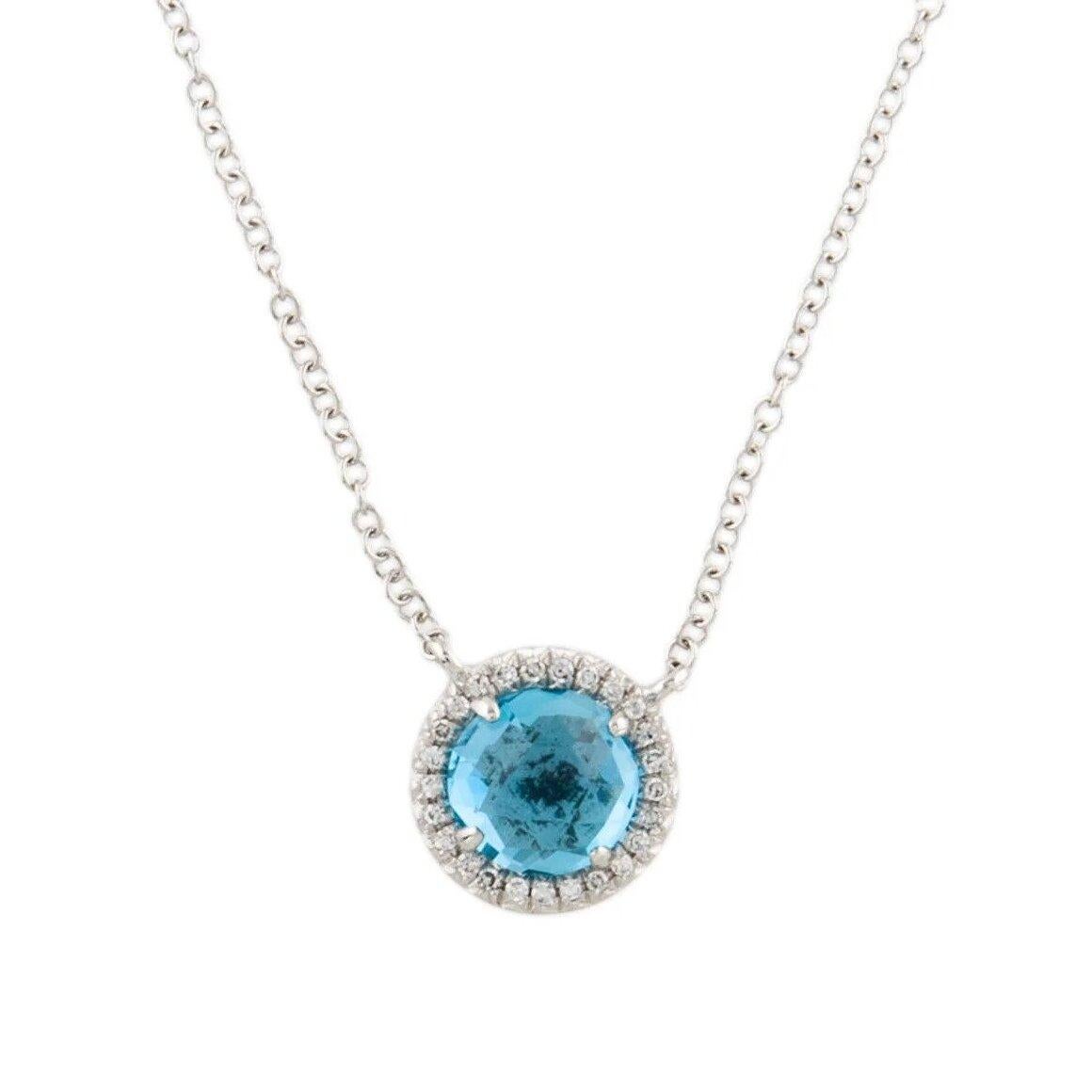 Este Colgante de Topacio Azul Suizo y Diamante es un accesorio impresionante y atemporal que puede añadir un toque de glamour y sofisticación a cualquier atuendo. Este colgante presenta un Topacio Azul Suizo Redondo de 1,41 quilates, con un Halo de