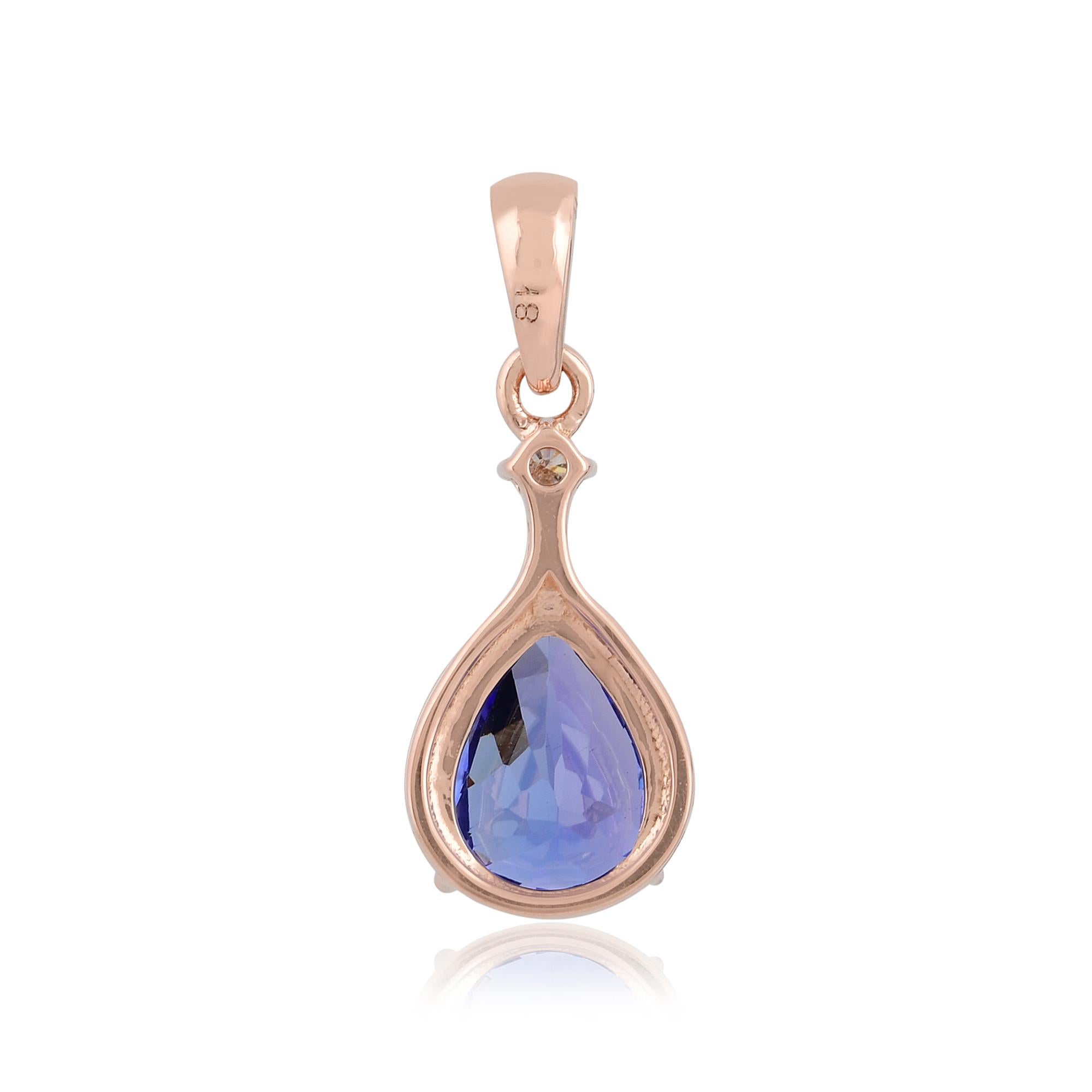 Il cuore di questo ciondolo è un'affascinante gemma naturale di tanzanite, famosa per la sua ipnotica tonalità blu-viola. Ogni gemma di tanzanite è accuratamente selezionata a mano per la sua qualità e il suo colore eccezionali, con una tonalità