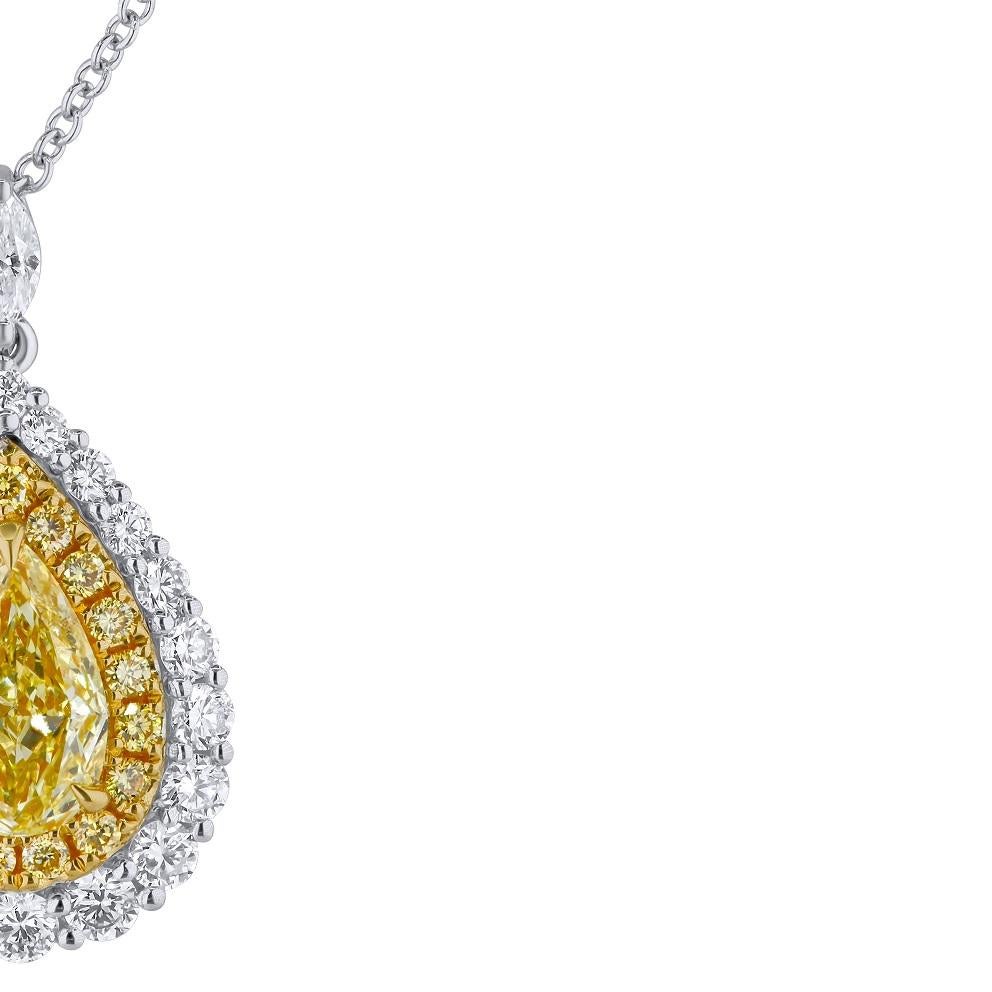 Questo ciondolo mostra un  Centro giallo a forma di pera da 0,70 carati, circondato da un'aureola di diamanti gialli rotondi, che creano l'illusione di un centro più consistente. È inoltre circondato da un'ulteriore aureola di diamanti bianchi