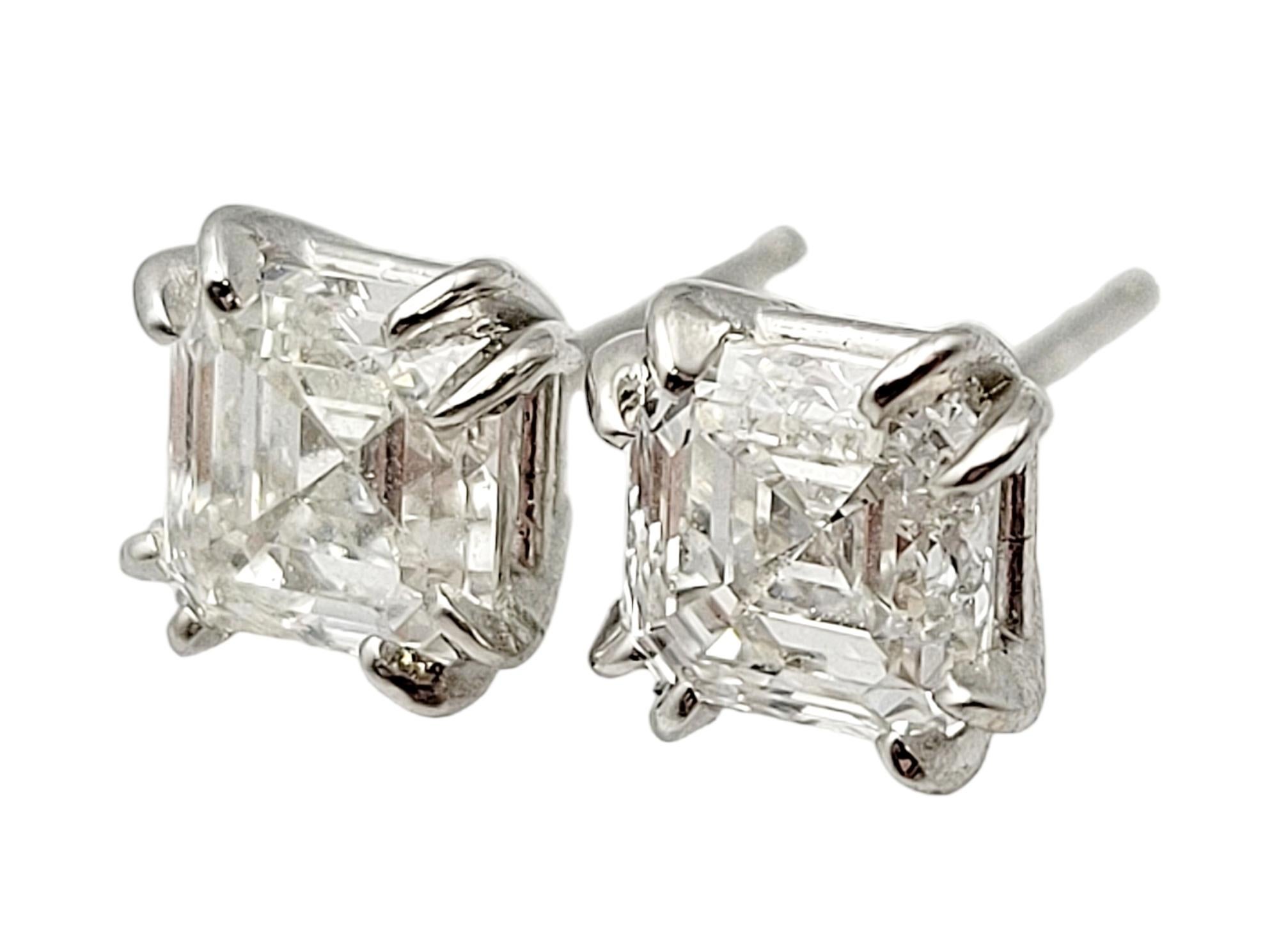 Boucles d'oreilles solitaires en diamant tout à fait intemporelles. Ces magnifiques clous d'oreilles carrés en diamant et or blanc sont l'incarnation de l'élégance minimaliste. Le design simple mais élégant peut être porté avec presque tout, ce qui