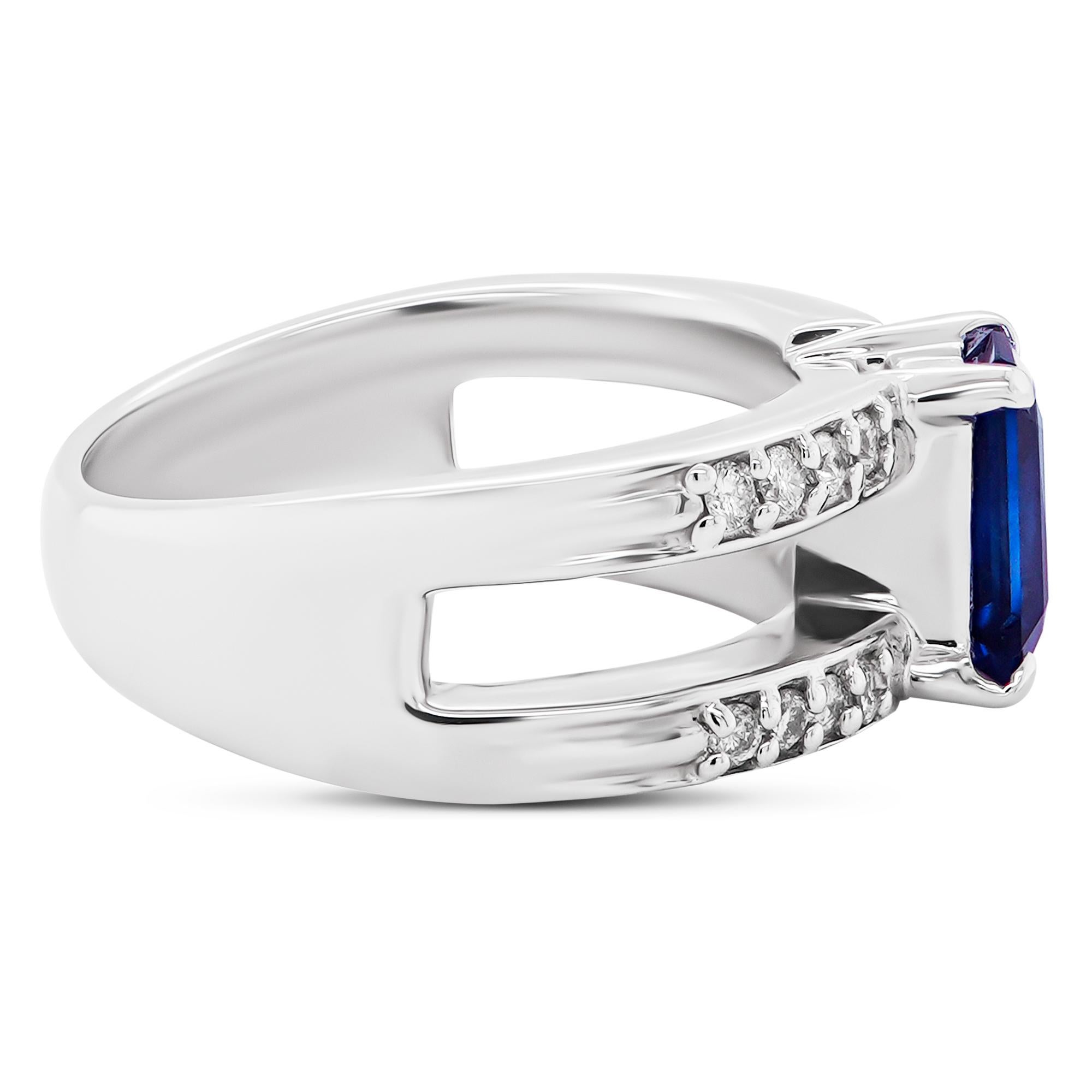 Ziehen Sie die Aufmerksamkeit auf sich mit einem Ring, der sowohl tiefe Schönheit als auch majestätische Präsenz verkörpert. Sein Herzstück ist ein atemberaubender 1,41-karätiger lebhaft blauer Saphir, ein Stein von bemerkenswerter Größe und