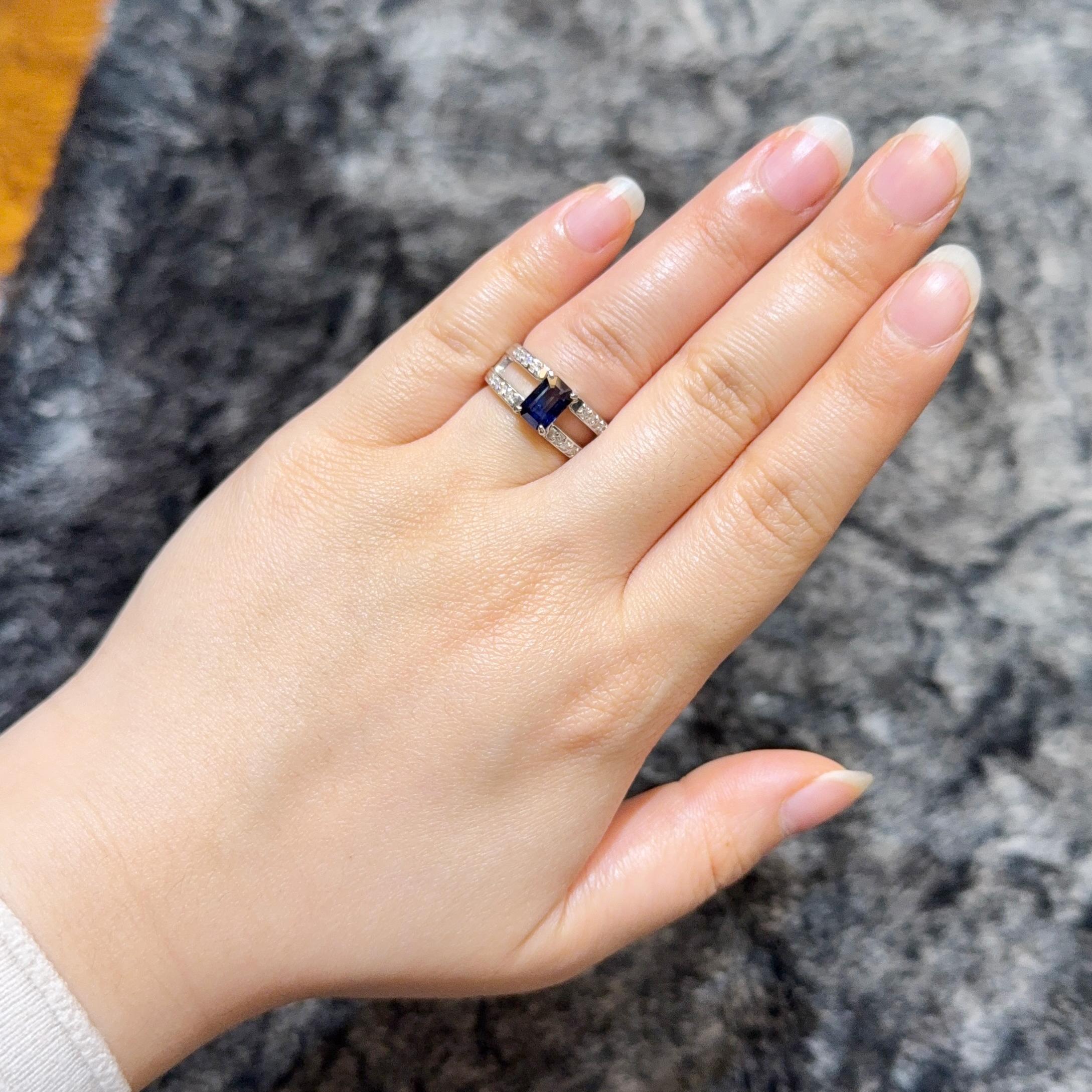 1,41 Karat Lebendiger Blauer Saphir und Diamant Brücken-Design Einzigartiger Solitär-Ring für Damen oder Herren im Angebot