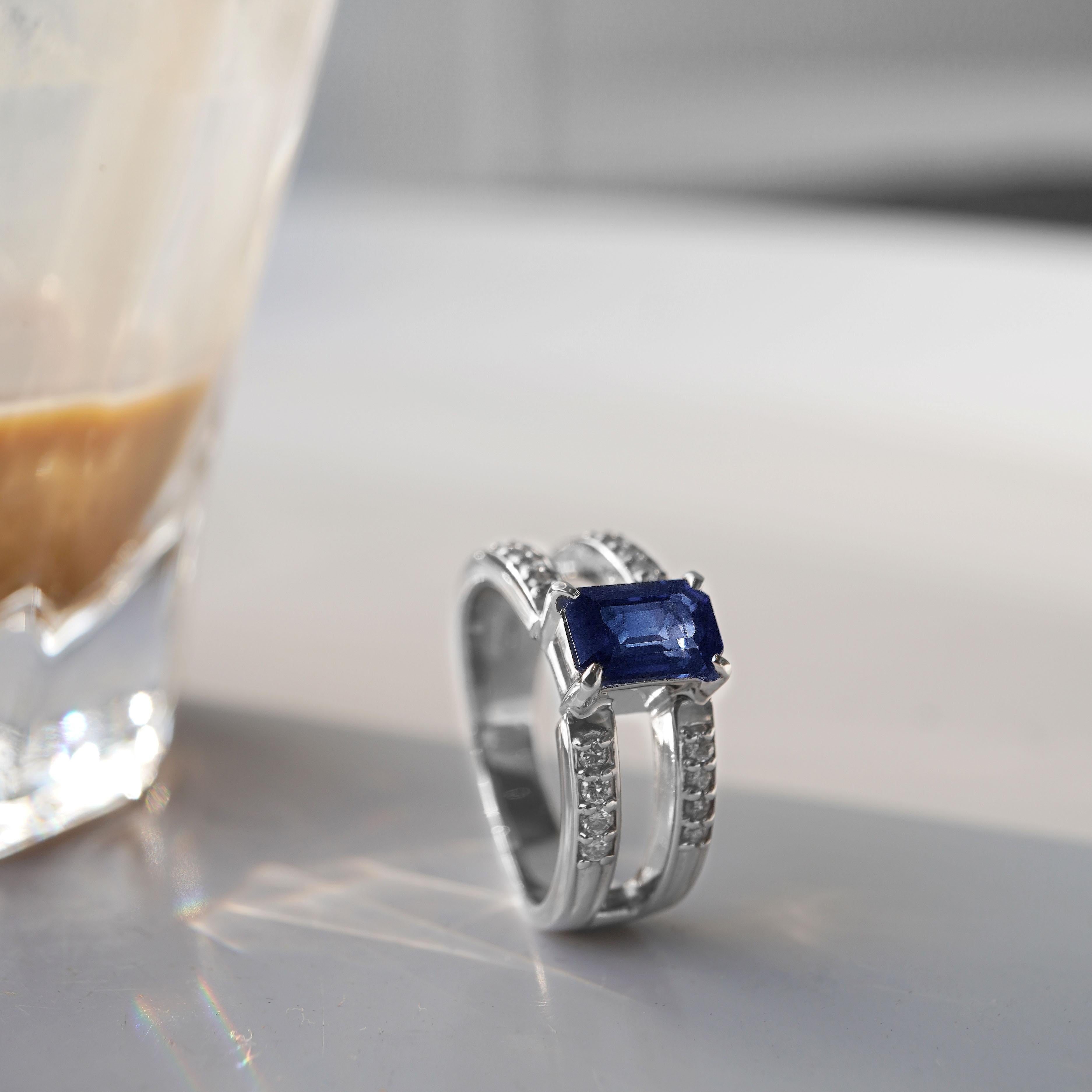 1,41 Karat Lebendiger Blauer Saphir und Diamant Brücken-Design Einzigartiger Solitär-Ring im Angebot 1