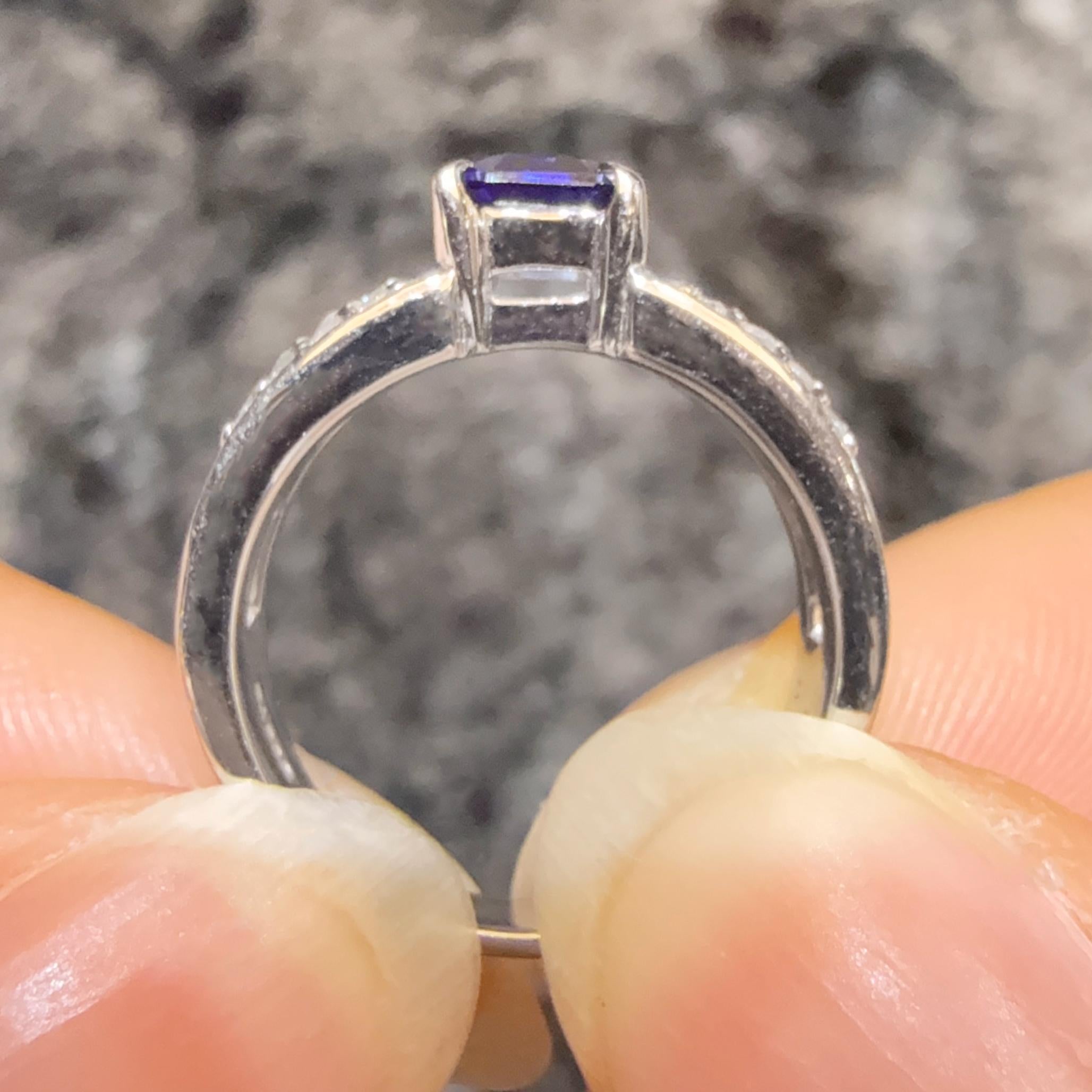 1,41 Karat Lebendiger Blauer Saphir und Diamant Brücken-Design Einzigartiger Solitär-Ring im Angebot 2