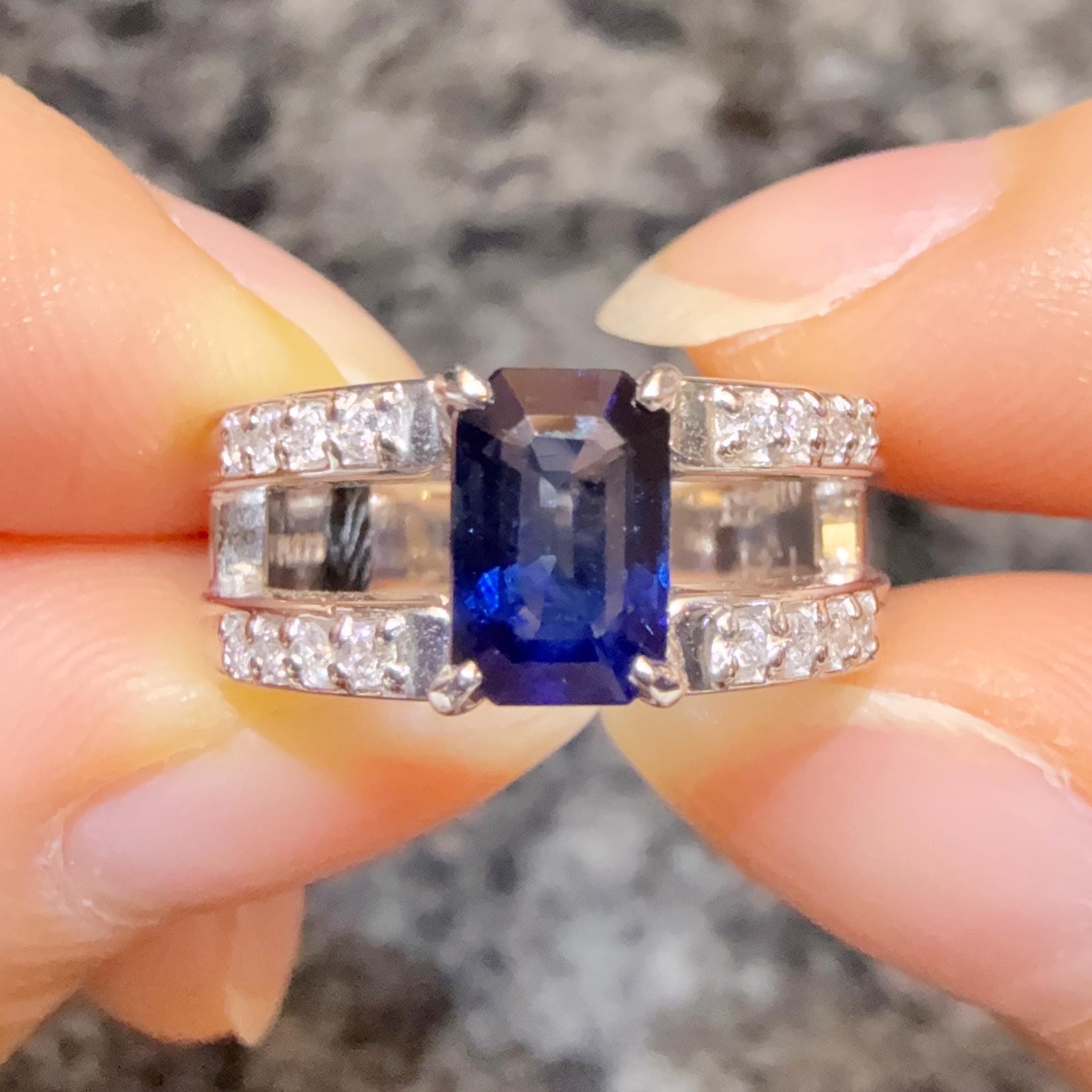 1,41 Karat Lebendiger Blauer Saphir und Diamant Brücken-Design Einzigartiger Solitär-Ring im Angebot 3