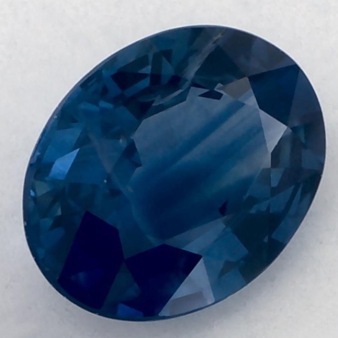 Este zafiro azul natural ofrece elegancia y sofisticación. Con su rica saturación de color y su corte preciso, es la pieza central perfecta para un anillo de compromiso o un diseño de joyería de lujo.

Este zafiro es originario de Sri Lanka