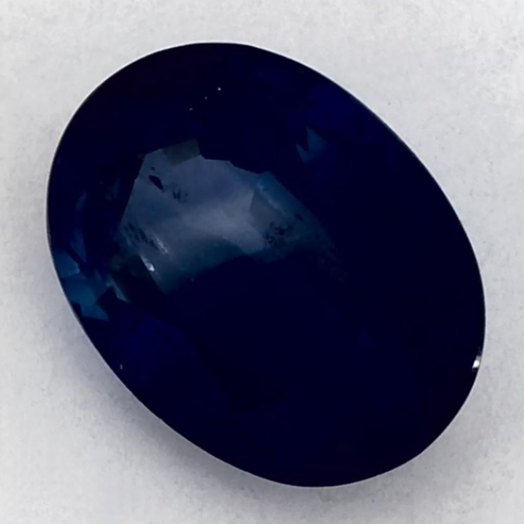 Este zafiro azul natural ofrece elegancia y sofisticación. Con su rica saturación de color y su corte preciso, es la pieza central perfecta para un anillo de compromiso o un diseño de joyería de lujo.

Este zafiro es originario de Sri Lanka