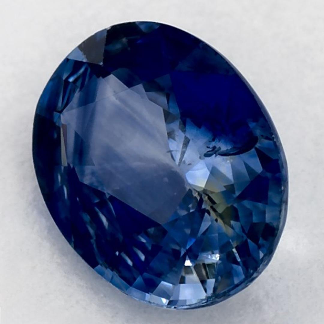Este zafiro azul natural ofrece elegancia y sofisticación. Con su rica saturación de color y su corte preciso, es la pieza central perfecta para un anillo de compromiso o un diseño de joyería de lujo.

Este zafiro es originario de Sri Lanka