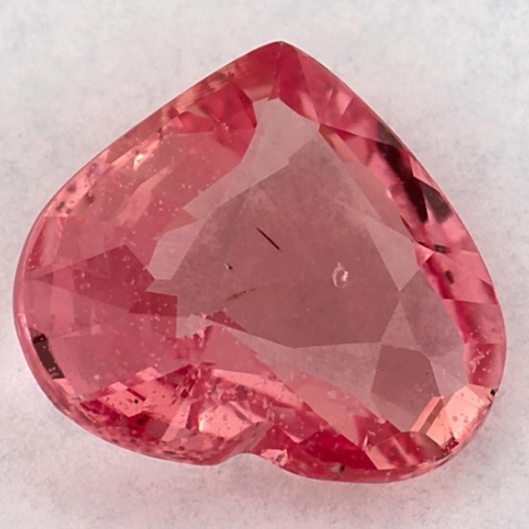 Donna Gemma sciolta con cuore di zaffiro rosa da 1.41 carati in vendita