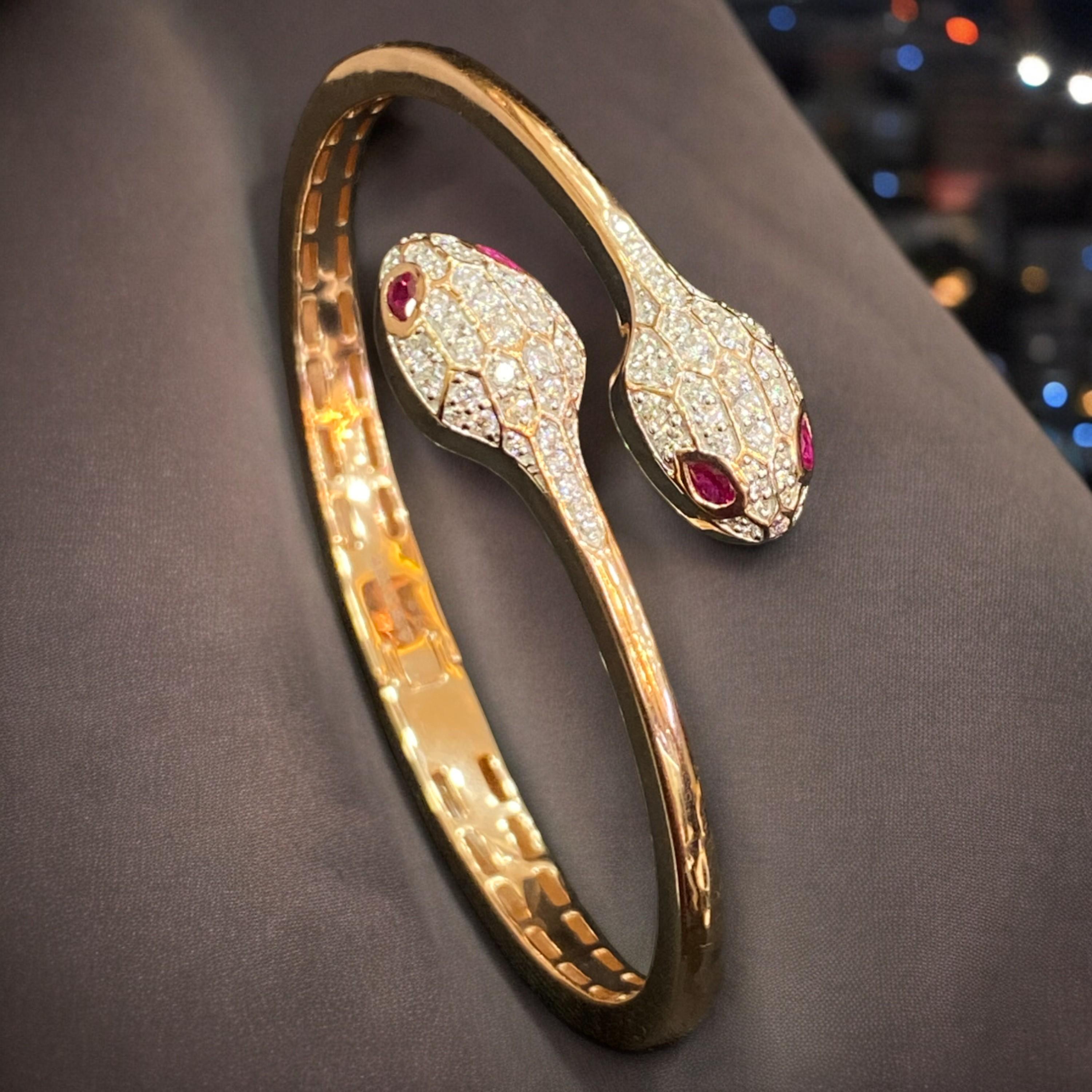 Esta pulsera serpiente de rubíes de oro rosa de 18 quilates, con 1,41 quilates de diamantes redondos talla brillante F/VS1, es realmente especial. Su asombroso diseño te arrancará una sonrisa millonaria y te hará sentir como la