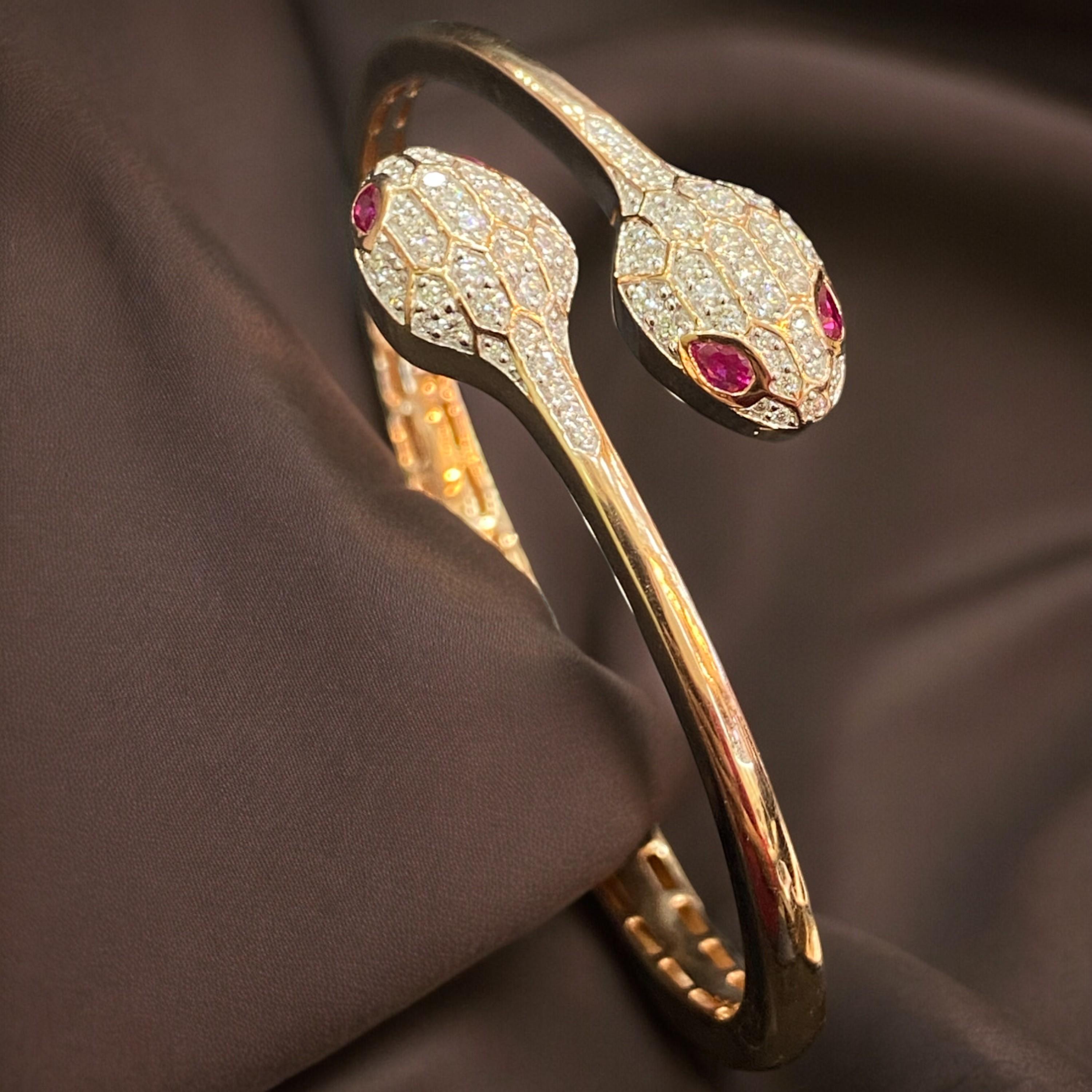 1,41 Quilates F/VS1 Diamantes talla brillante redonda Rubí Pulsera de serpiente en oro rosa de 18 quilates Contemporáneo en venta
