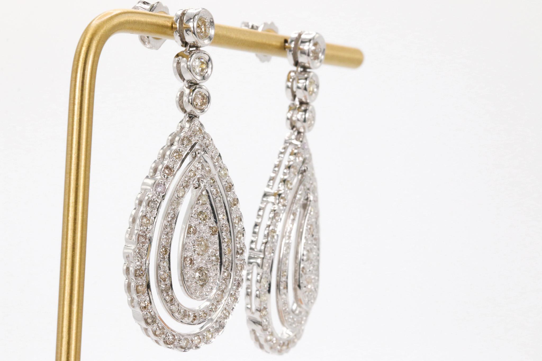 Taglio rotondo 1.41 CTW Round Brilliant Diamond Dangle Earrings in 18k White Gold in vendita