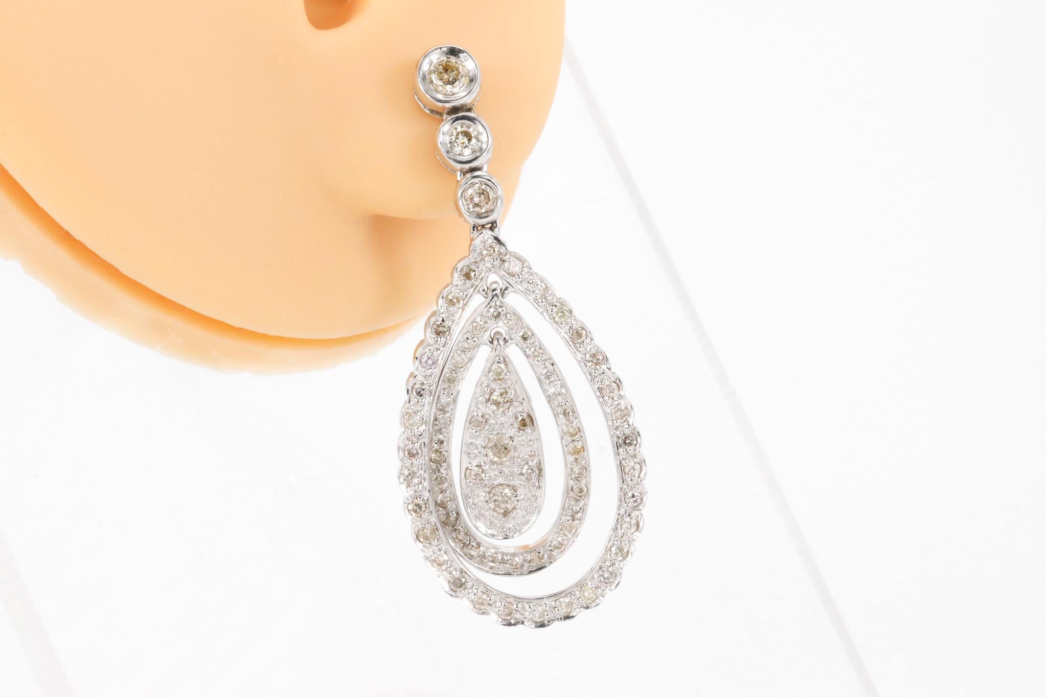 1.41 CTW Round Brilliant Diamond Dangle Earrings in 18k White Gold In condizioni Nuovo in vendita a Houston, TX