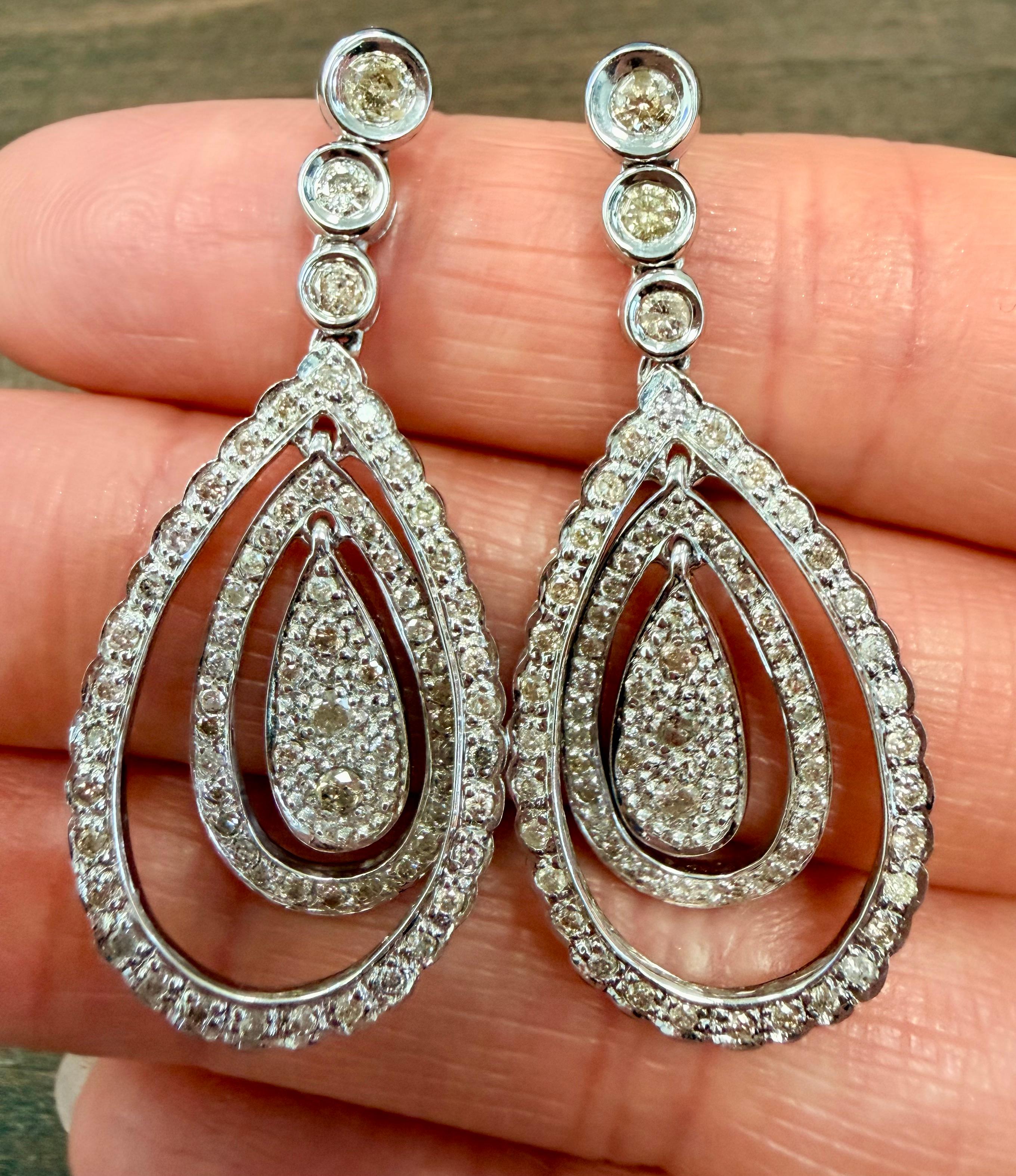 Donna 1.41 CTW Round Brilliant Diamond Dangle Earrings in 18k White Gold in vendita
