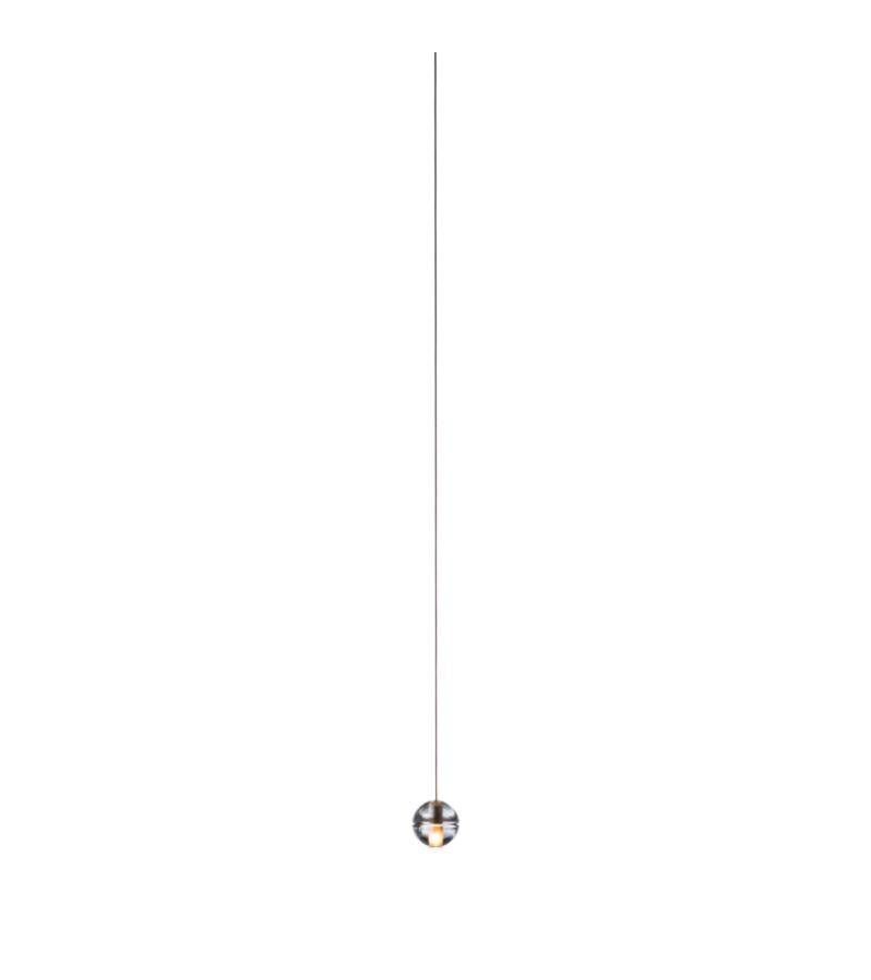 14.1 einzelne hängeleuchte von Bocci
Abmessungen: Durchmesser 11,6 x H 300 cm 
MATERIALIEN: Gussglas, geblasenes Borosilikatglas, geflochtenes Metallkoaxialkabel, elektrische Komponenten, weiß pulverbeschichteter Baldachin.
Auch als Deep, Shallow
