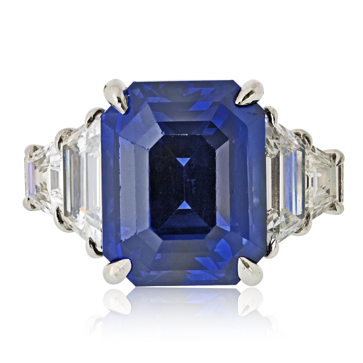 Bague à trois pierres en saphir bleu et diamant de 14,10 carats en platine.

Cette exceptionnelle bague en saphir et diamant est réalisée de main de maître en platine, pesant environ 10 grammes, et met en valeur un saphir bleu naturel de 14,10ct