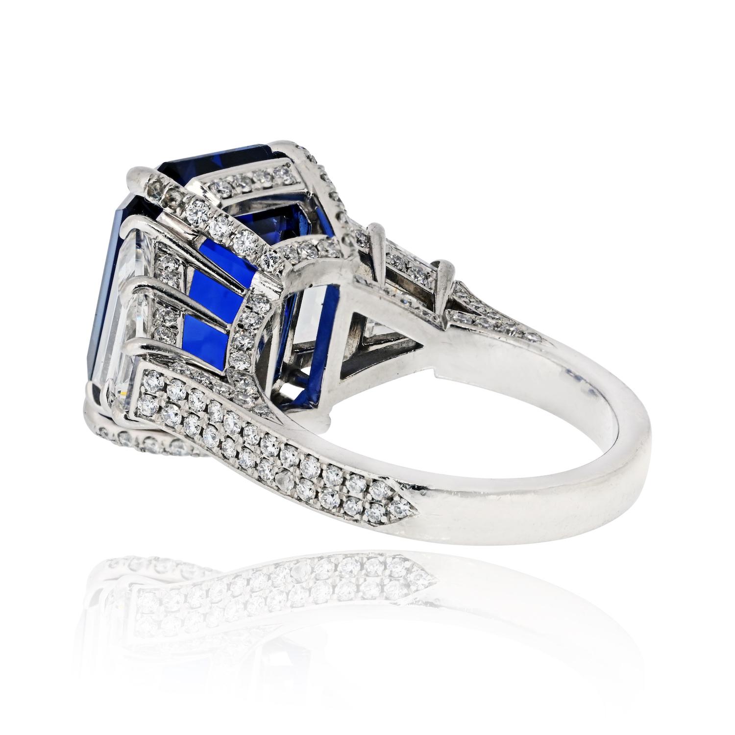 Moderne Bague à trois pierres en saphir bleu et diamant de 14,10 carats en platine en vente