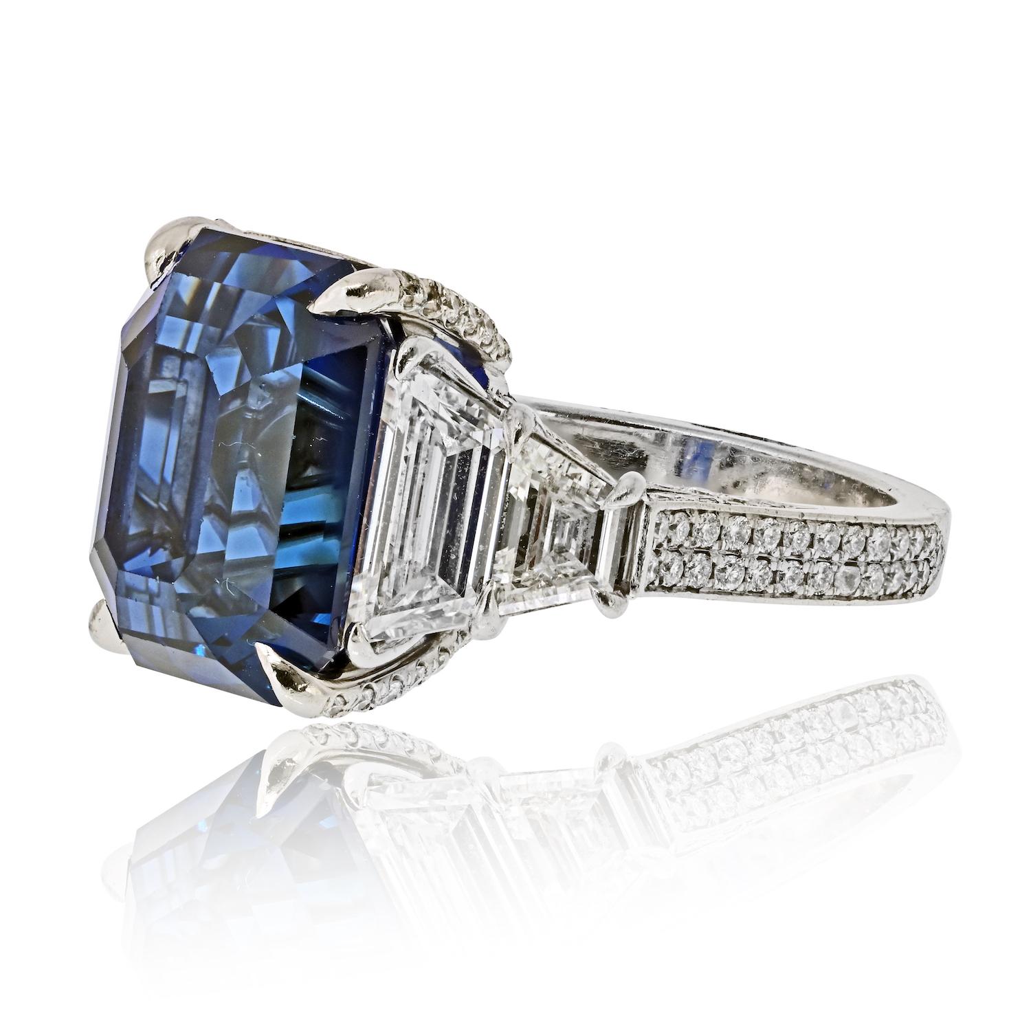 Taille émeraude Bague à trois pierres en saphir bleu et diamant de 14,10 carats en platine en vente