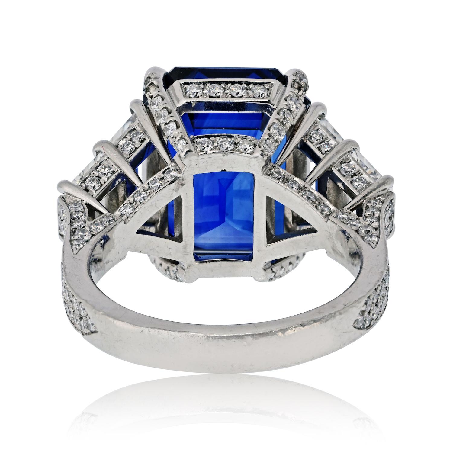 Bague à trois pierres en saphir bleu et diamant de 14,10 carats en platine Excellent état - En vente à New York, NY
