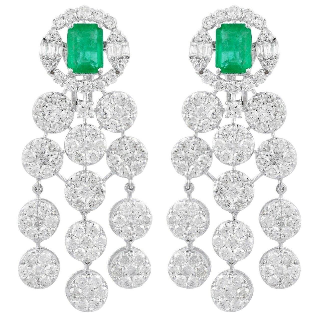 Boucles d'oreilles chandelier en or blanc 14 carats avec diamants de 14,10 carats et émeraudes de 3,60 carats