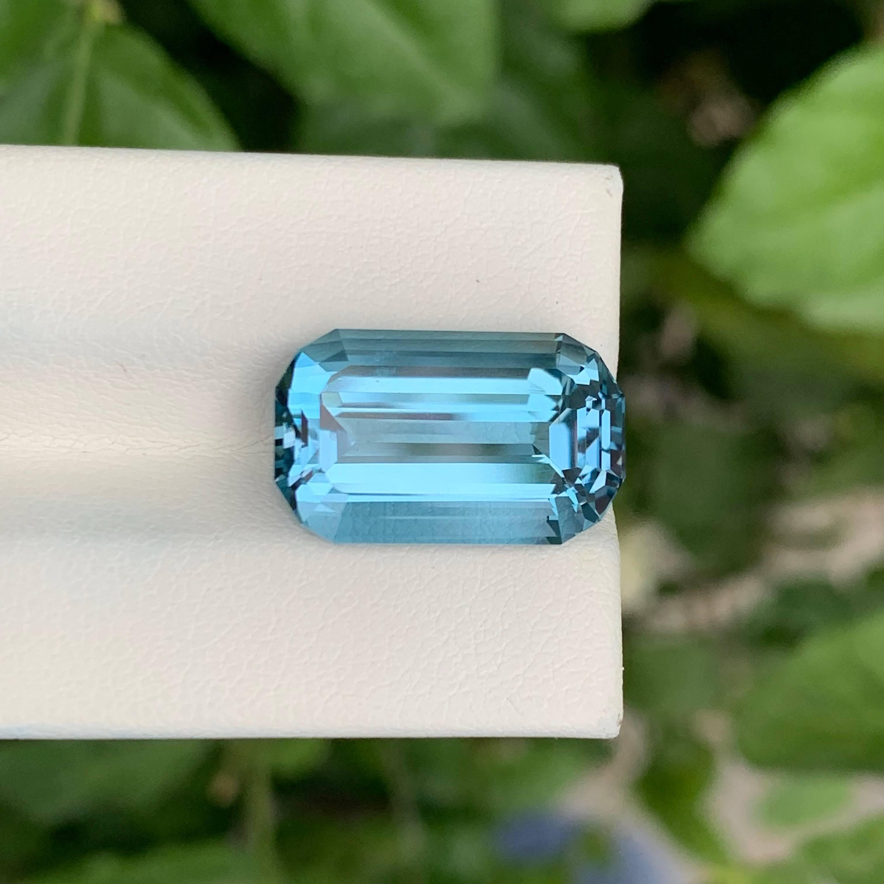Moderno 14,10 carati di Topazio Blu di Londra Pietra africana tagliata con precisione e personalizzata in vendita
