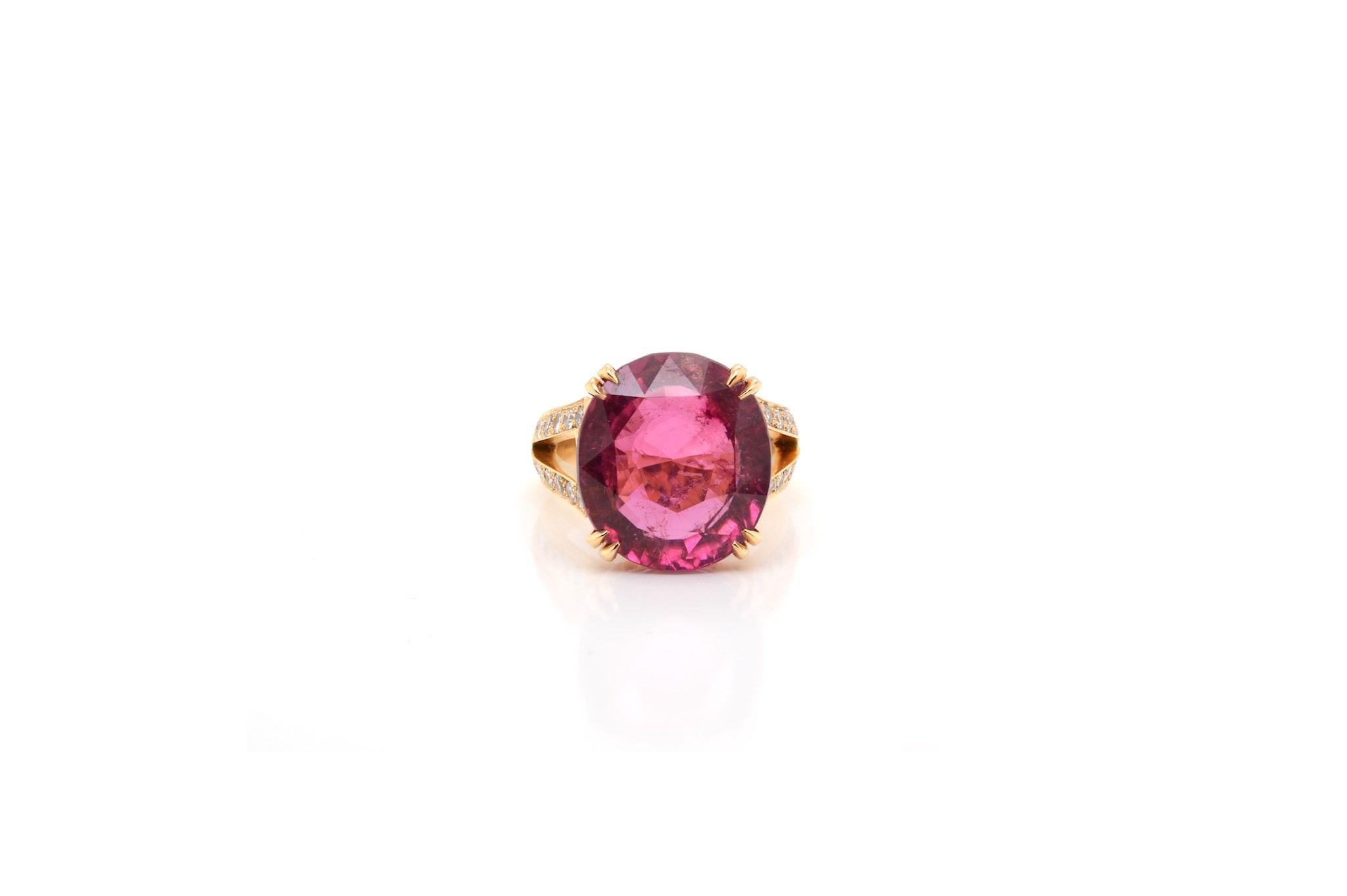 Stones: Rubellite tourmaline of 14.10 carats
and brilliant cut diamonds for a total weight of 0.28 carat.
Material: 18k yellow gold
Dimensions: 16 mm in length on finger, 9 mm in height.
Weight: 10.3g
Size: 52 (free sizing)
Certificate
Ref. : 24562