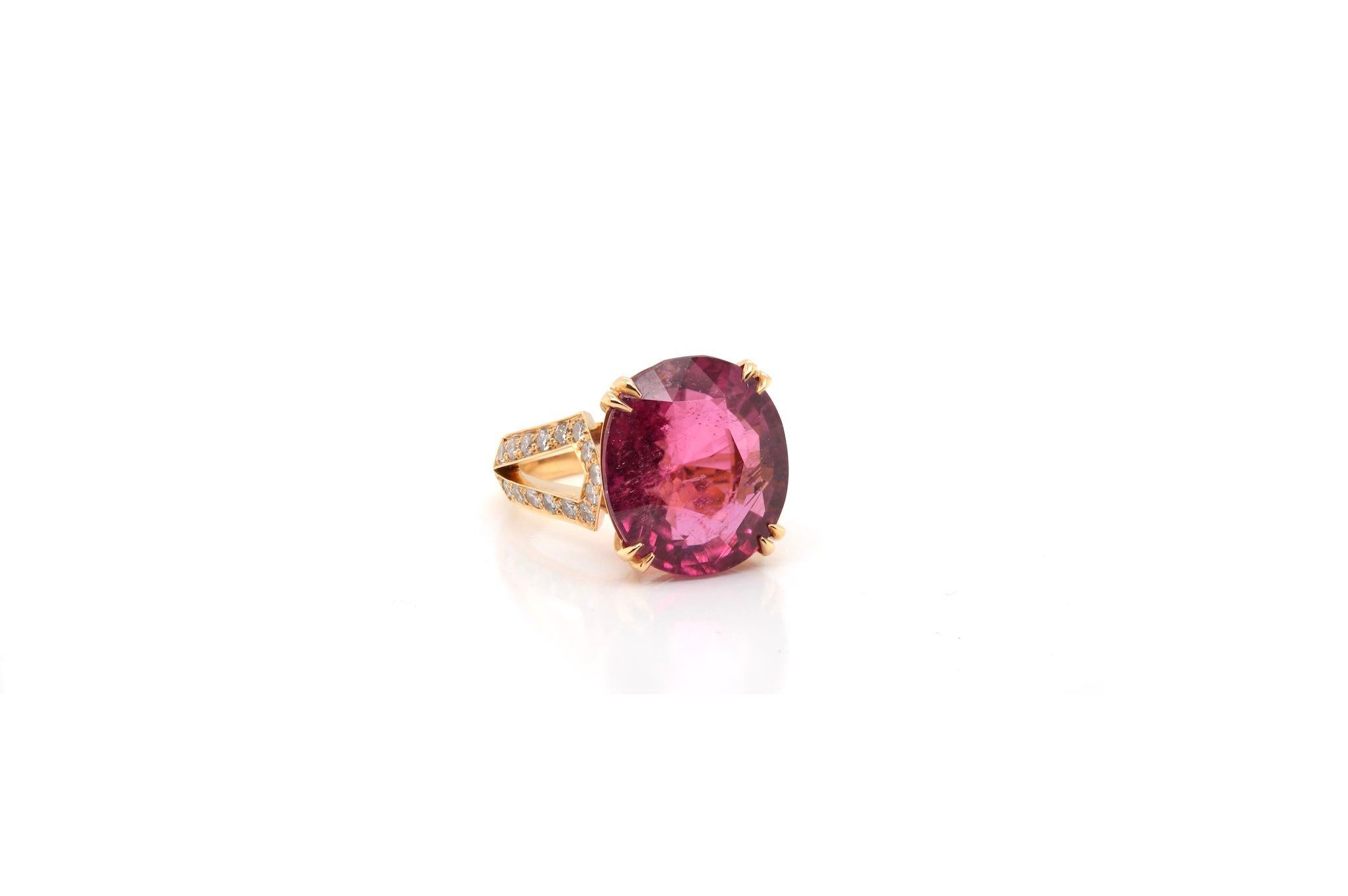 Round Cut 14.10 carats Rubellite tourmaline ring with brilliant cut diamonds For Sale