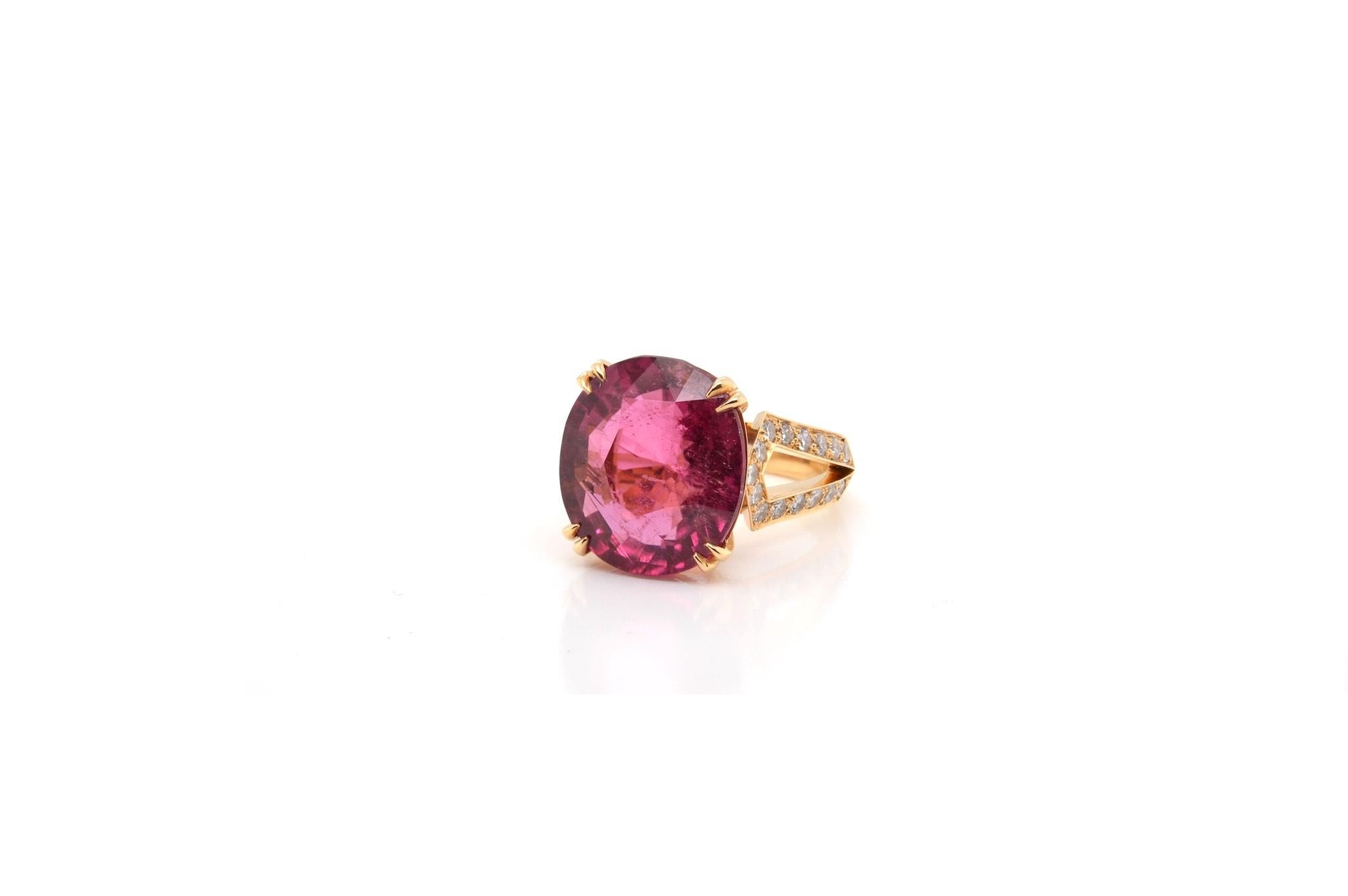 14.10 carats Rubellite tourmaline ring with brilliant cut diamonds In Good Condition For Sale In PARIS, FR