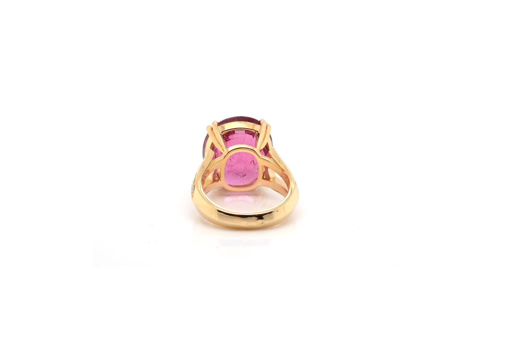 Women's or Men's 14.10 carats Rubellite tourmaline ring with brilliant cut diamonds For Sale