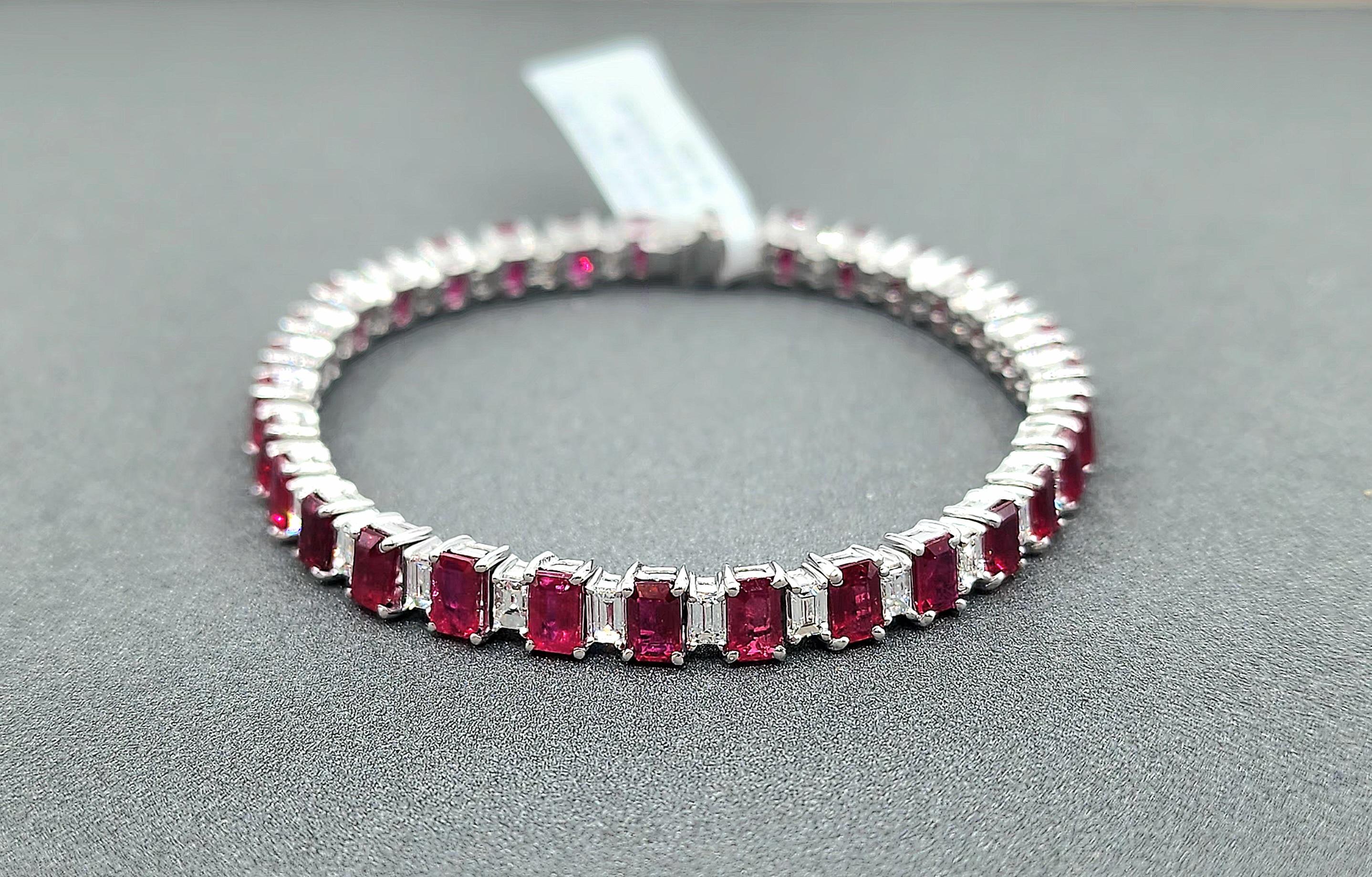Ce bracelet exquis met en valeur 11,24 carats de rubis rouges de Birmanie naturels, taillés en émeraude, une pierre rare et magnifique. Les rubis sont parfaitement assortis et sertis dans du platine, un métal à la fois solide et durable. Le bracelet